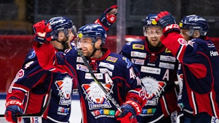 Glada LInköpingsspelare i blåa tröjor jublar och klappar om varandra