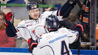 Linköpings Nick Sörensen fångad precis när han ska krama om lagkamraten Chad Billins.