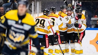 Luleås Karl Fabricius kramas om av sina lagkamrater till höger i bild. Oskarpt i förgrunden syns Oscar Sundh i HV71.