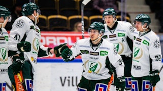 Mikael Lindqvist firar sitt mål med sina lagkamrater