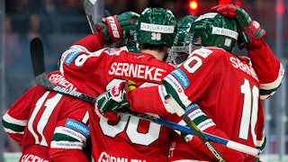 Flera rödklädda Frölundaspelare kramar om varandra efter mål