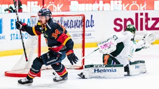 Daniel Brodin firar sitt mål precis efter att ha överlistat Markus Svensson i Färjestadmålet.