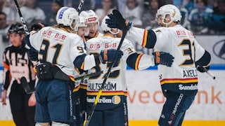 Lyckliga Djurgårdsspelare firar ett av lagens mål i matchen.