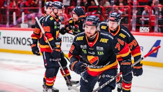Jublande Djurgårdsspelare firar ett av lagets mål.