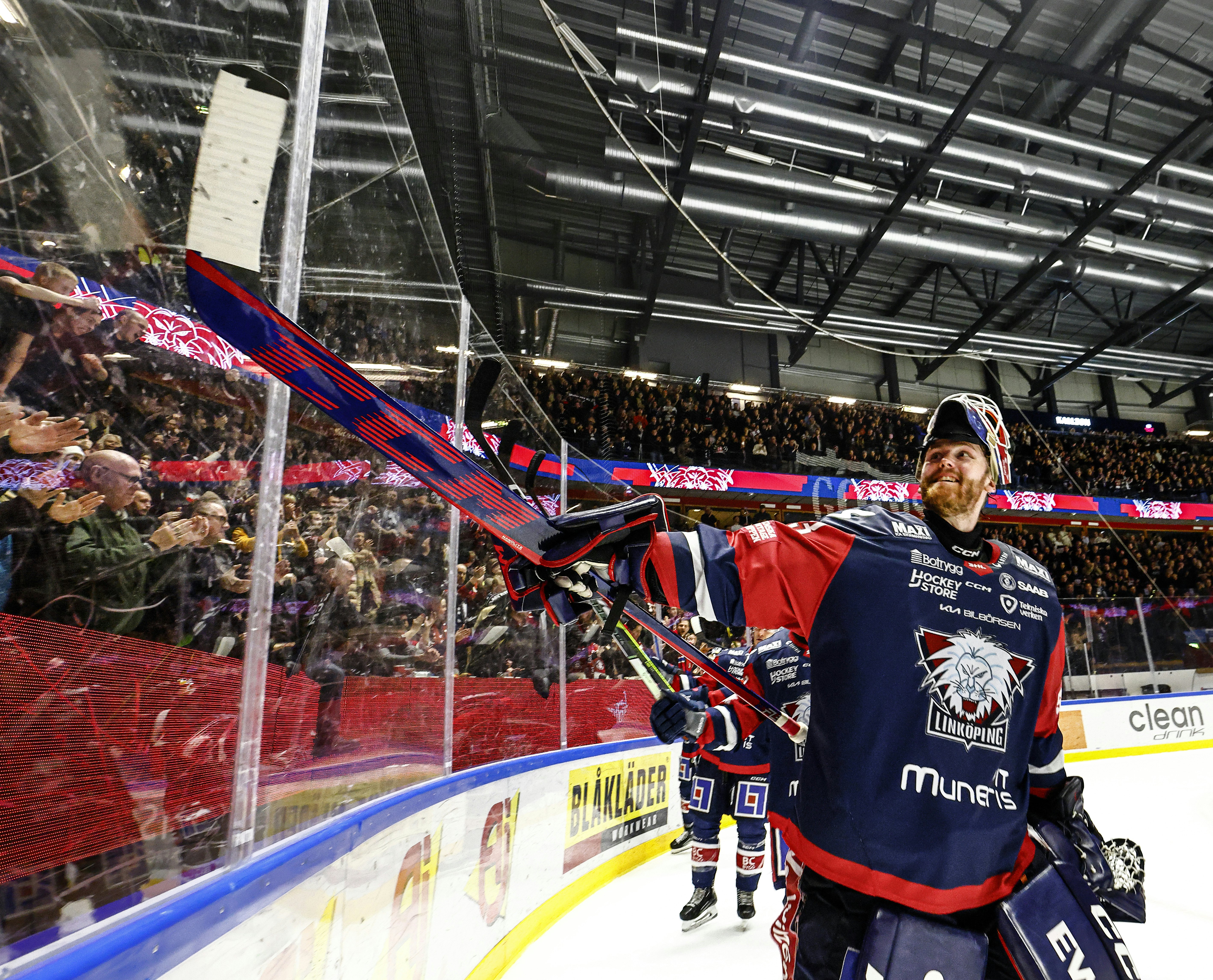 231226 Linköpings målvakt Marcus Högberg jublar under ishockeymatchen i SHL mellan Linköping och HV71 den 26 december 2023 i Linköping. 
Foto: Peter Holgersson / BILDBYRÅN / COP 102 / PH0228
ishockey ice hockey shl svenska hockeyligan swedish hockey league linköping hv71 jubel