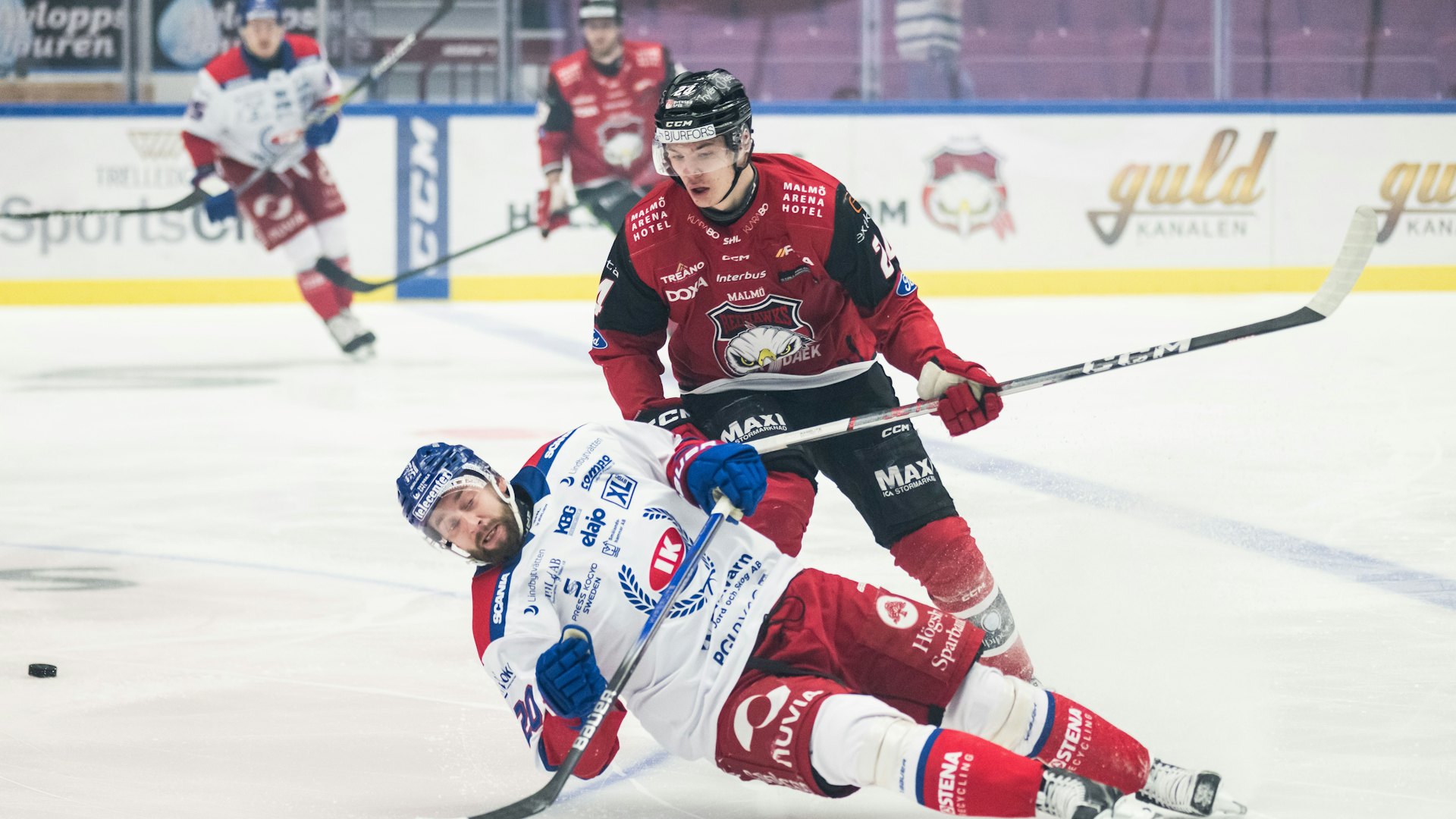 240229 Oskarshamns Hynek Zohorna och Malmö Redhawks Anton Wahlberg under ishockeymatchen i SHL mellan Malmö Redhawks och Oskarshamn den 29 februari 2024 i Malmö.
Foto: Petter Arvidson / BILDBYRÅN / kod PA / PA0773
ishockey ice hockey shl svenska hockeyligan swedish hockey league malmö redhawks oskarshamn
