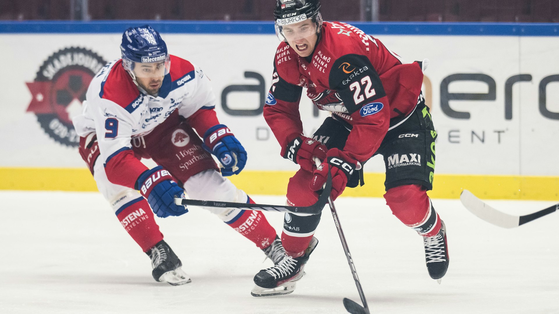 240229 Oskarshamns Ahti Oksanen och Malmö Redhawks Janne Kuokkanen under ishockeymatchen i SHL mellan Malmö Redhawks och Oskarshamn den 29 februari 2024 i Malmö.
Foto: Petter Arvidson / BILDBYRÅN / kod PA / PA0773
ishockey ice hockey shl svenska hockeyligan swedish hockey league malmö redhawks oskarshamn
