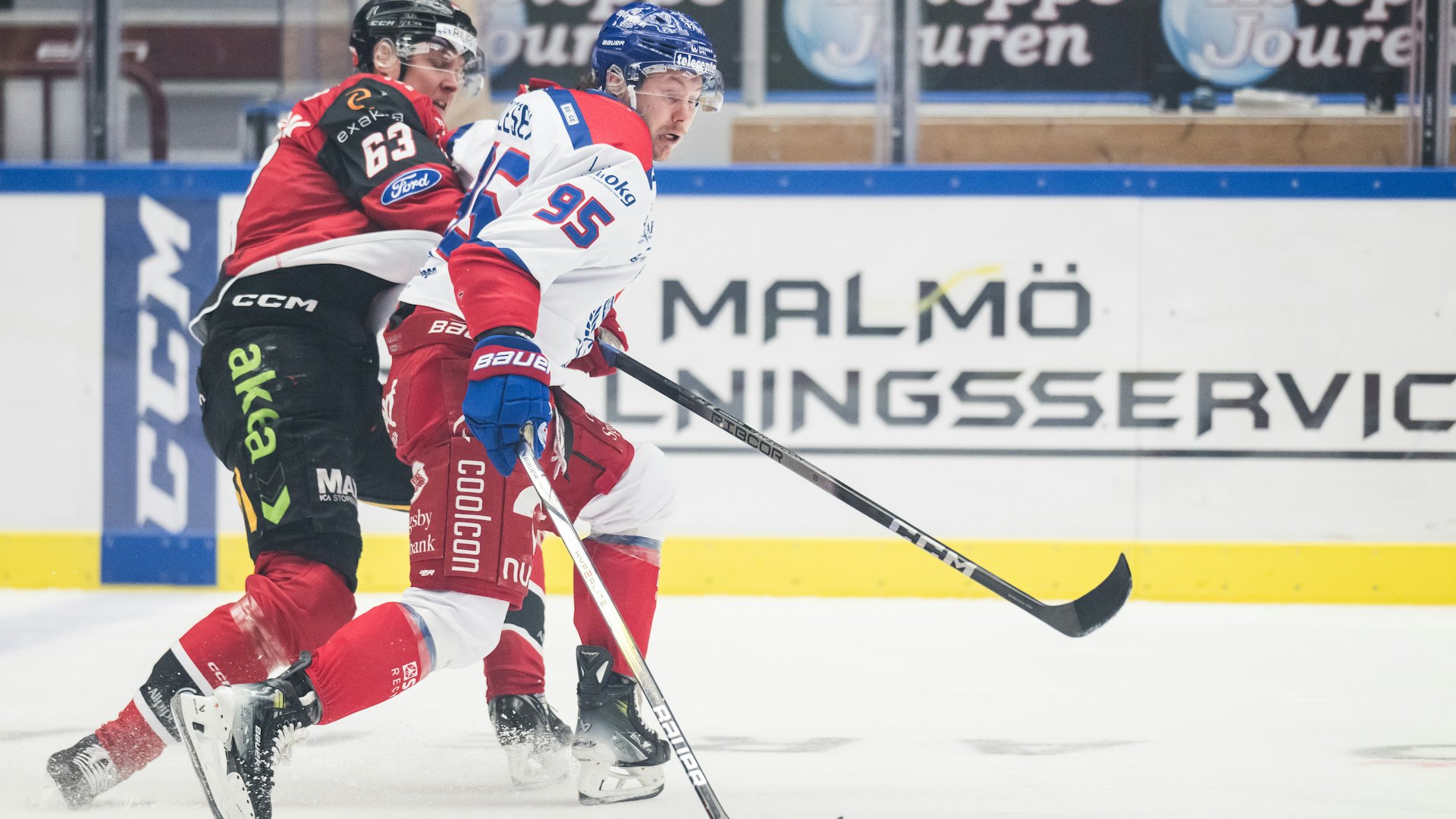 240229 Malmö Redhawks Fredrik Händemark och Oskarshamns Nick Olesen under ishockeymatchen i SHL mellan Malmö Redhawks och Oskarshamn den 29 februari 2024 i Malmö.
Foto: Petter Arvidson / BILDBYRÅN / kod PA / PA0773
ishockey ice hockey shl svenska hockeyligan swedish hockey league malmö redhawks oskarshamn