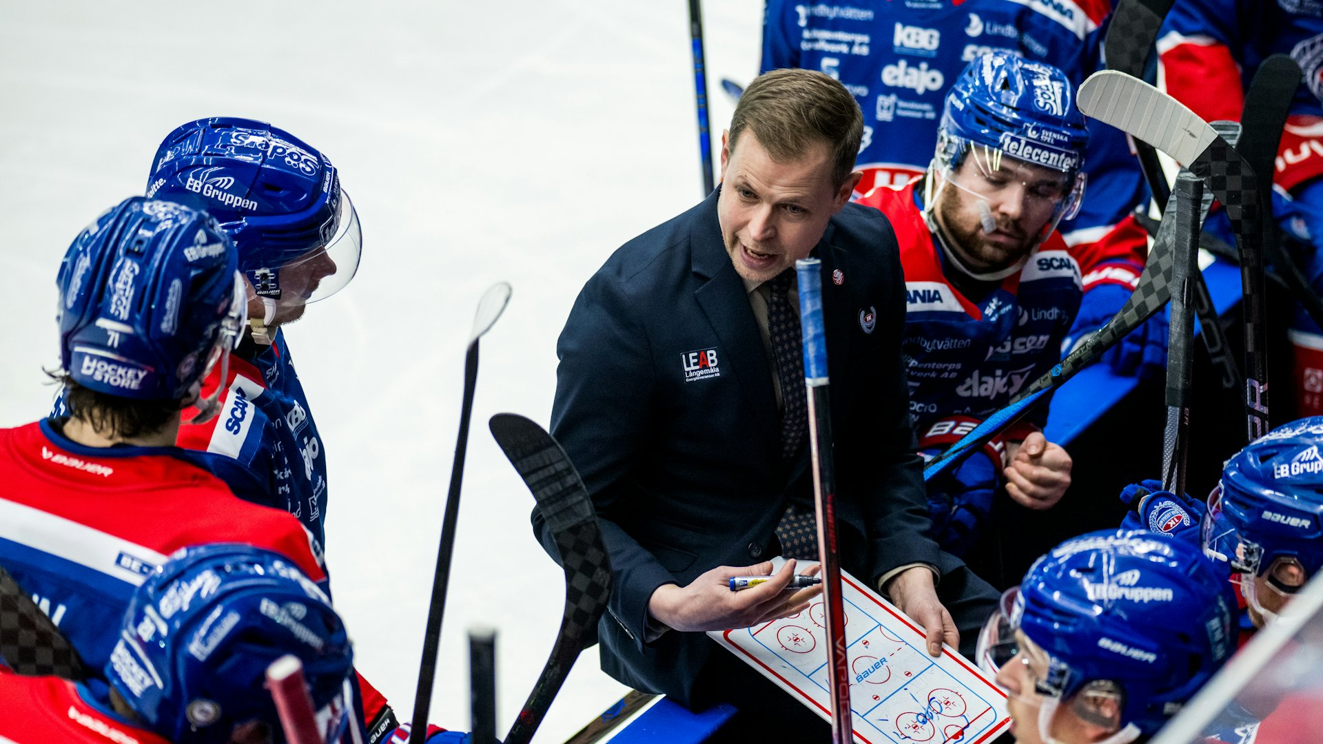 240326 Oskarshamns tränare Martin Filander under ishockeymatchen i kvalet till SHL mellan Oskarshamn och HV71 den 26 mars 2024 i Oskarshamn.
Foto: Suvad Mrkonjic / BILDBYRÅN / COP 170 / SM0311
ishockey ice hockey shl kval slutspel qualification qualifier relegation oskarshamn hv71