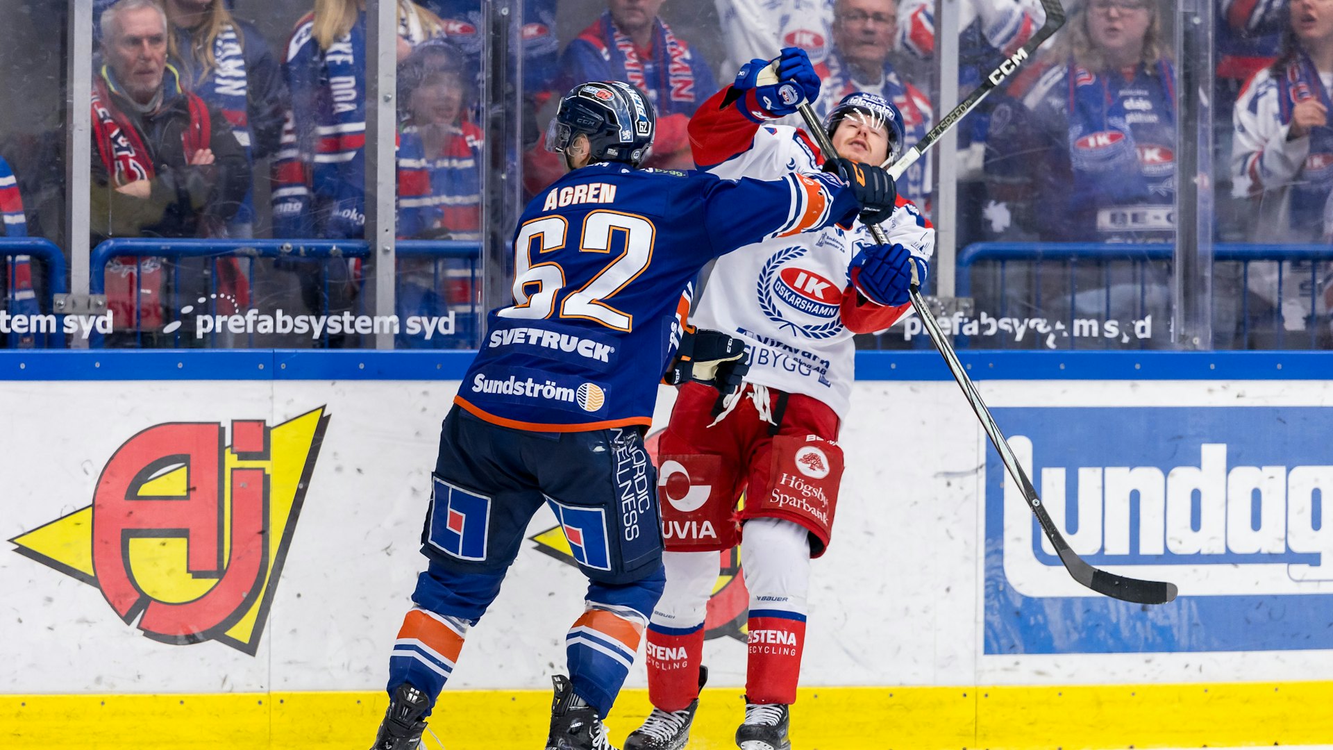 240312 Växjös Manuel Ågren och Oskarshamns Niclas Burström under ishockeymatchen i SHL mellan Växjö och Oskarshamn den 12 mars 2024 i Växjö.
Foto: Jonas Ljungdahl / BILDBYRÅN / COP 144 / JO0240
ishockey ice hockey shl svenska hockeyligan swedish hockey league växjö oskarshamn