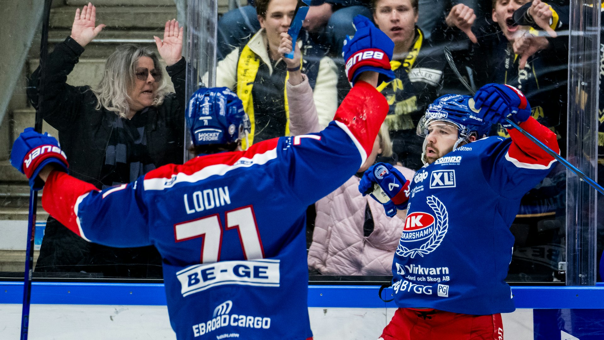240326 Oskarshamns David Quenneville jublar efter 1-0 under ishockeymatchen i kvalet till SHL mellan Oskarshamn och HV71 den 26 mars 2024 i Oskarshamn.
Foto: Suvad Mrkonjic / BILDBYRÅN / COP 170 / SM0311
ishockey ice hockey shl kval slutspel qualification qualifier relegation oskarshamn hv71 jubel