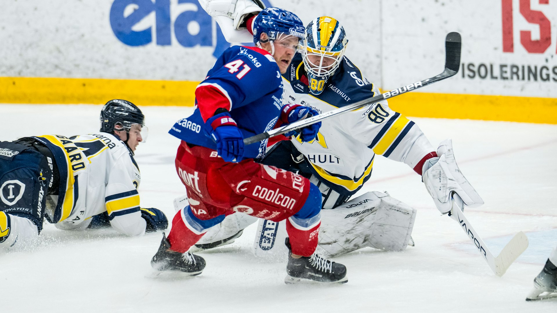 240326 Oskarshamns Johan Johnsson och HV71s målvakt Frederik Dichow under ishockeymatchen i kvalet till SHL mellan Oskarshamn och HV71 den 26 mars 2024 i Oskarshamn.
Foto: Suvad Mrkonjic / BILDBYRÅN / COP 170 / SM0311
ishockey ice hockey shl kval slutspel qualification qualifier relegation oskarshamn hv71