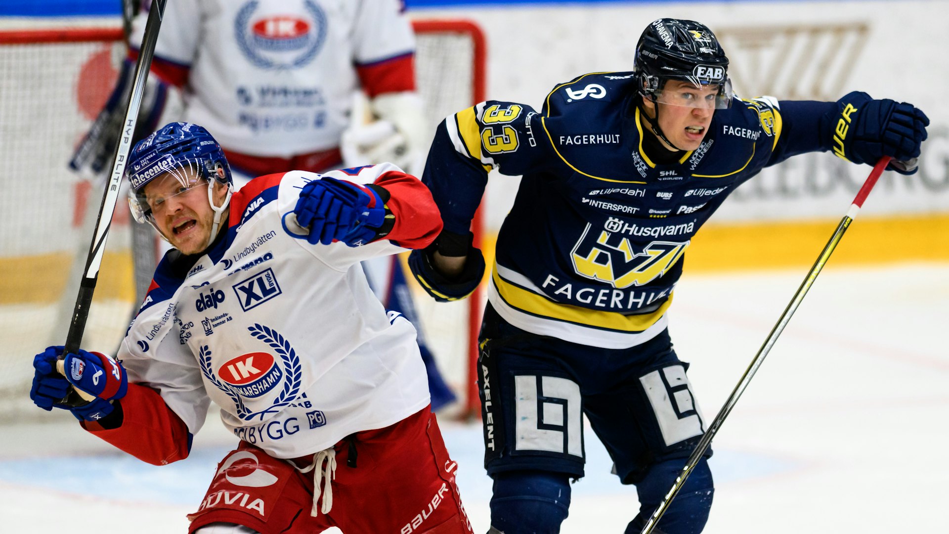 240324 Oskarshamns Oscar Lawner och HV71s Måns Lindbäck under ishockeymatchen i kvalet till SHL mellan HV71 och Oskarshamn den 24 mars 2024 i Jönköping.
Foto: David Wreland / BILDBYRÅN / COP 331 / DW0023
ishockey ice hockey shl kval match 5 slutspel qualification qualifier relegation hv71 oskarshamn