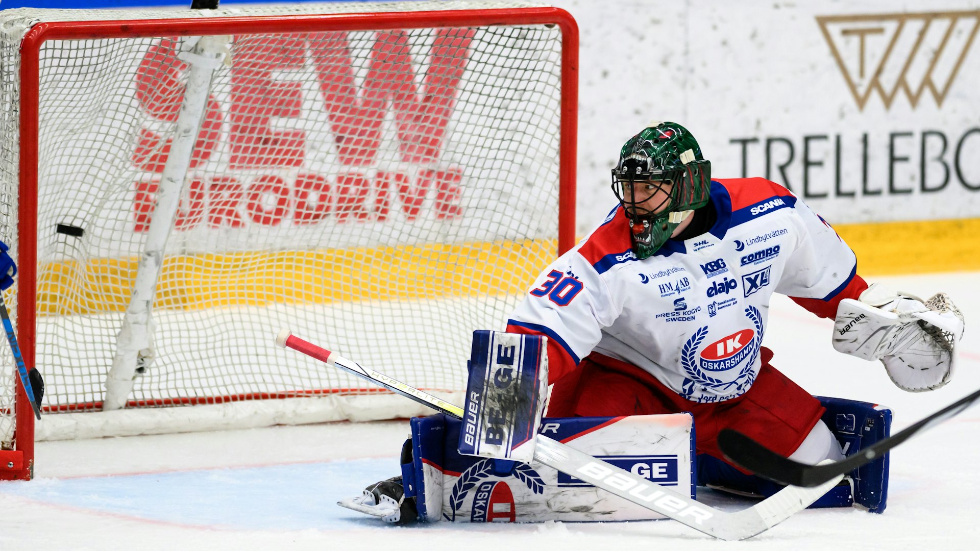 240324 Oskarshamns Tomas Rydén släpper in 1-1 av HV71s Oliwer Kaski under ishockeymatchen i kvalet till SHL mellan HV71 och Oskarshamn den 24 mars 2024 i Jönköping.
Foto: David Wreland / BILDBYRÅN / COP 331 / DW0023
ishockey ice hockey shl kval match 5 slutspel qualification qualifier relegation hv71 oskarshamn bbauto