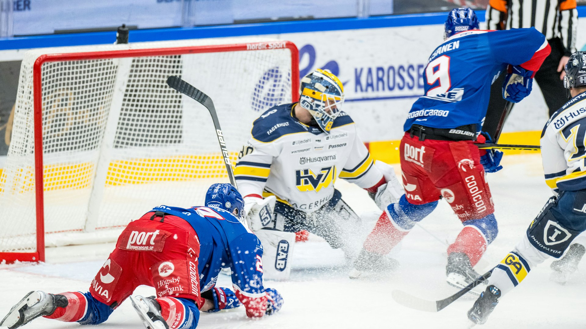 240326 Oskarshamns Austin Wagner och Ahti Oksanen och HV71s målvakt Frederik Dichow under ishockeymatchen i kvalet till SHL mellan Oskarshamn och HV71 den 26 mars 2024 i Oskarshamn.
Foto: Suvad Mrkonjic / BILDBYRÅN / COP 170 / SM0311
ishockey ice hockey shl kval slutspel qualification qualifier relegation oskarshamn hv71