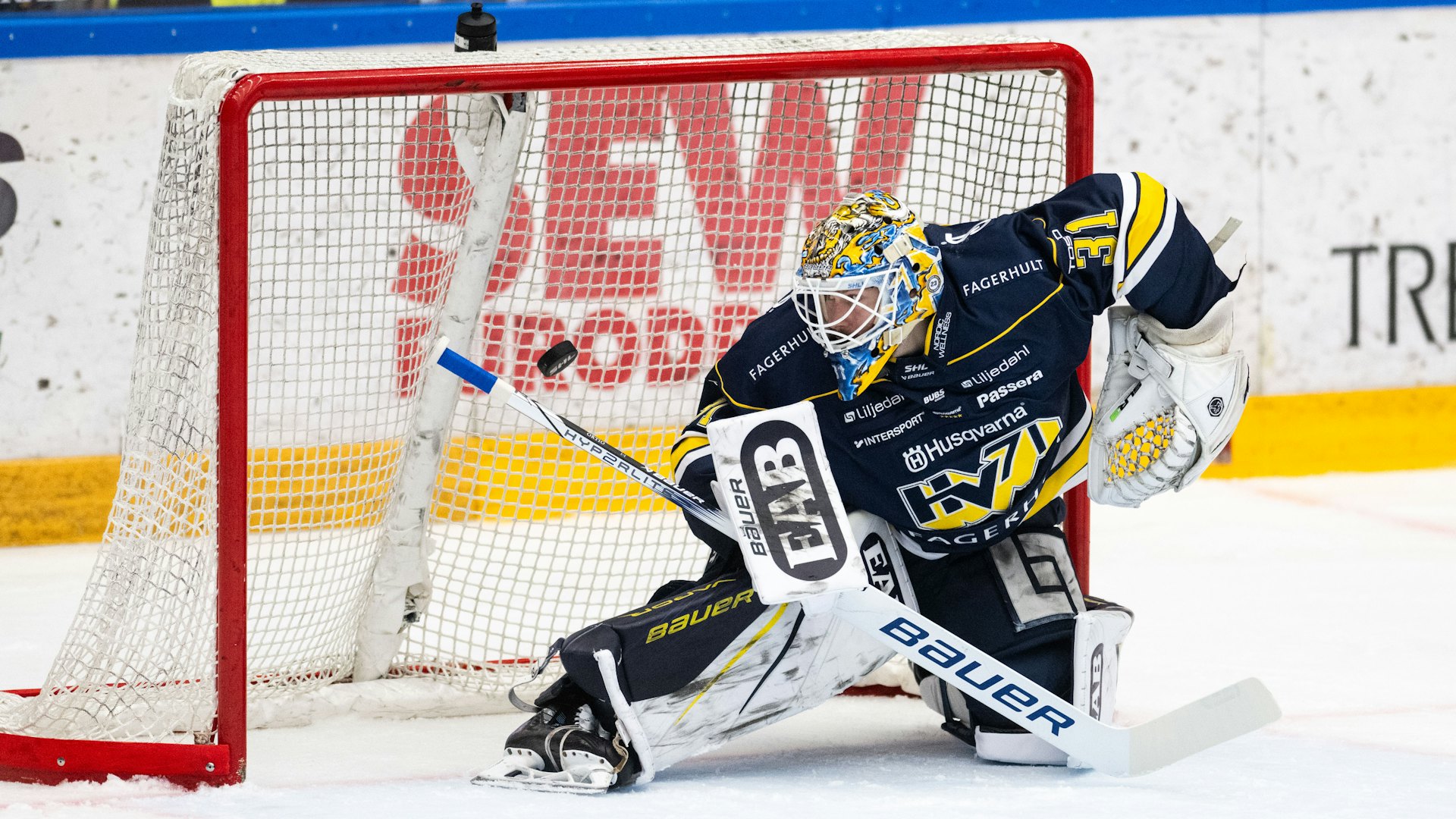 240315 HV71s målvakt Joni Ortio släpper in 0-2 av Oskarshamns Ahti Oksanen (ej i bild) under ishockeymatchen i kvalet till SHL mellan HV71 och Oskarshamn den 15 mars 2024 i Jönköping.
Foto: David Wreland / BILDBYRÅN / COP 331 / DW0021
ishockey ice hockey shl kval slutspel qualification qualifier relegation hv71 oskarshamn