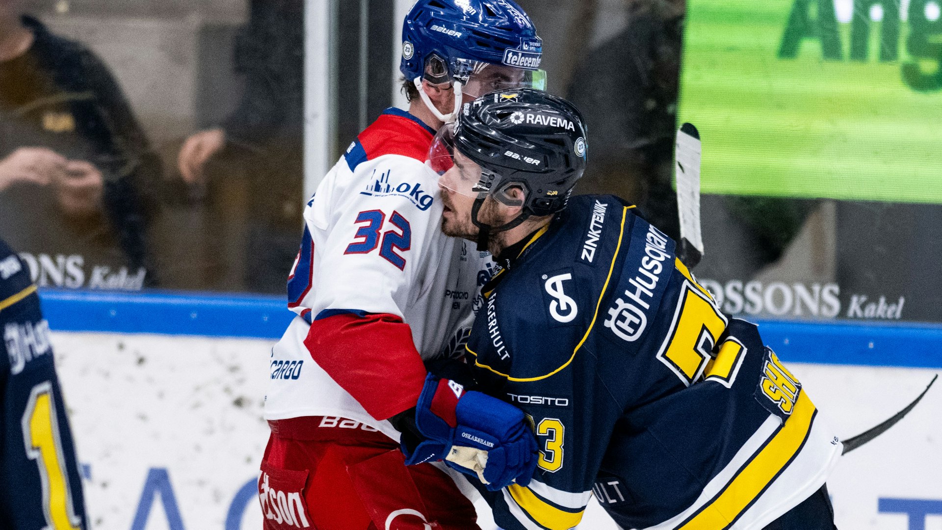 240315 Oskarshamns Oscar Engsund och HV71s Nick Shore under ishockeymatchen i kvalet till SHL mellan HV71 och Oskarshamn den 15 mars 2024 i Jönköping.
Foto: David Wreland / BILDBYRÅN / COP 331 / DW0021
ishockey ice hockey shl kval slutspel qualification qualifier relegation hv71 oskarshamn