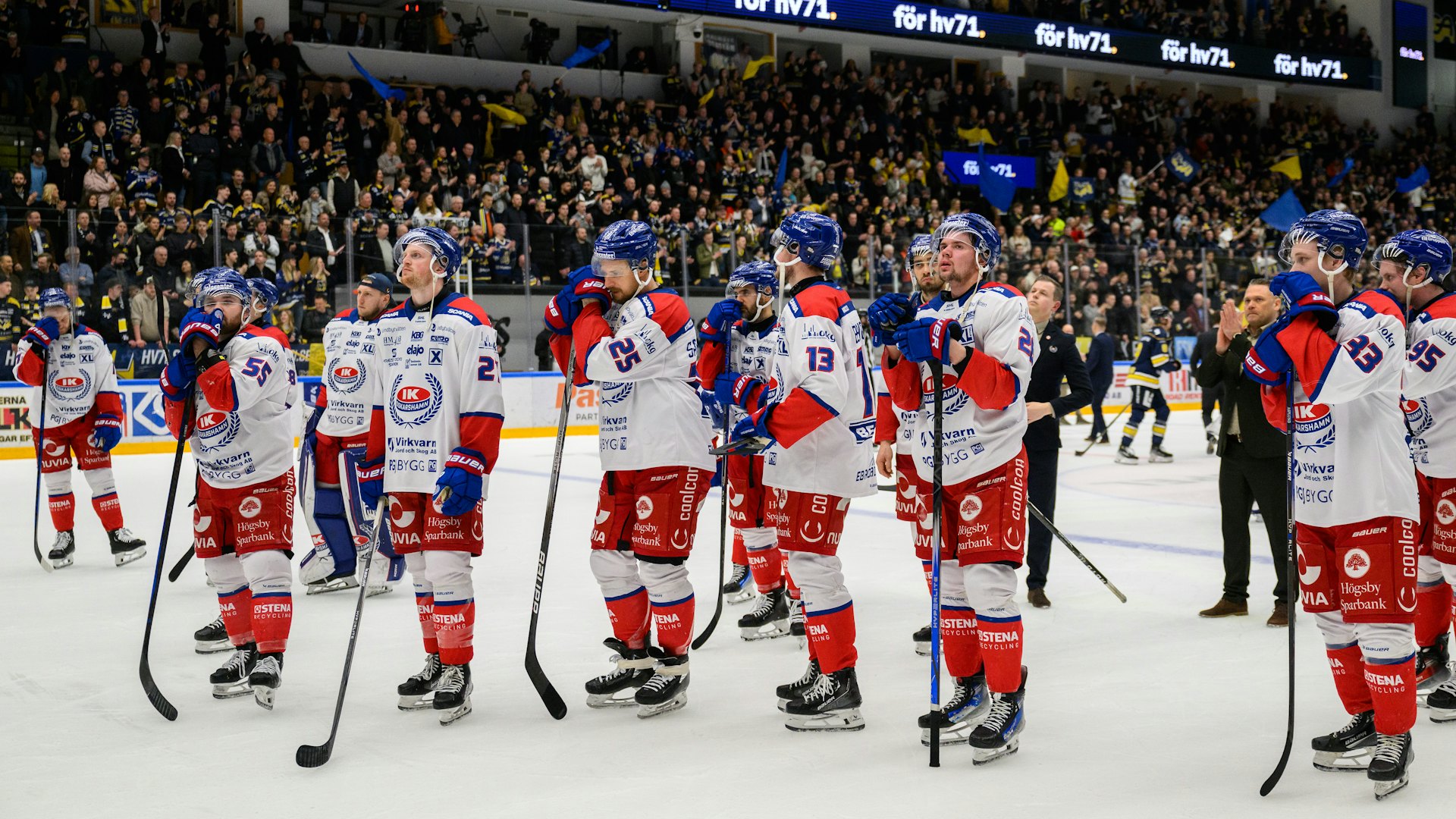 240329 Oskarshamns spelare deppar efter ishockeymatchen i kvalet till SHL mellan HV71 och Oskarshamn den 29 mars 2024 i Jönköping.
Foto: David Wreland / BILDBYRÅN / COP 331 / DW0024
ishockey ice hockey shl kval slutspel qualification qualifier relegation hv71 oskarshamn match 7 depp