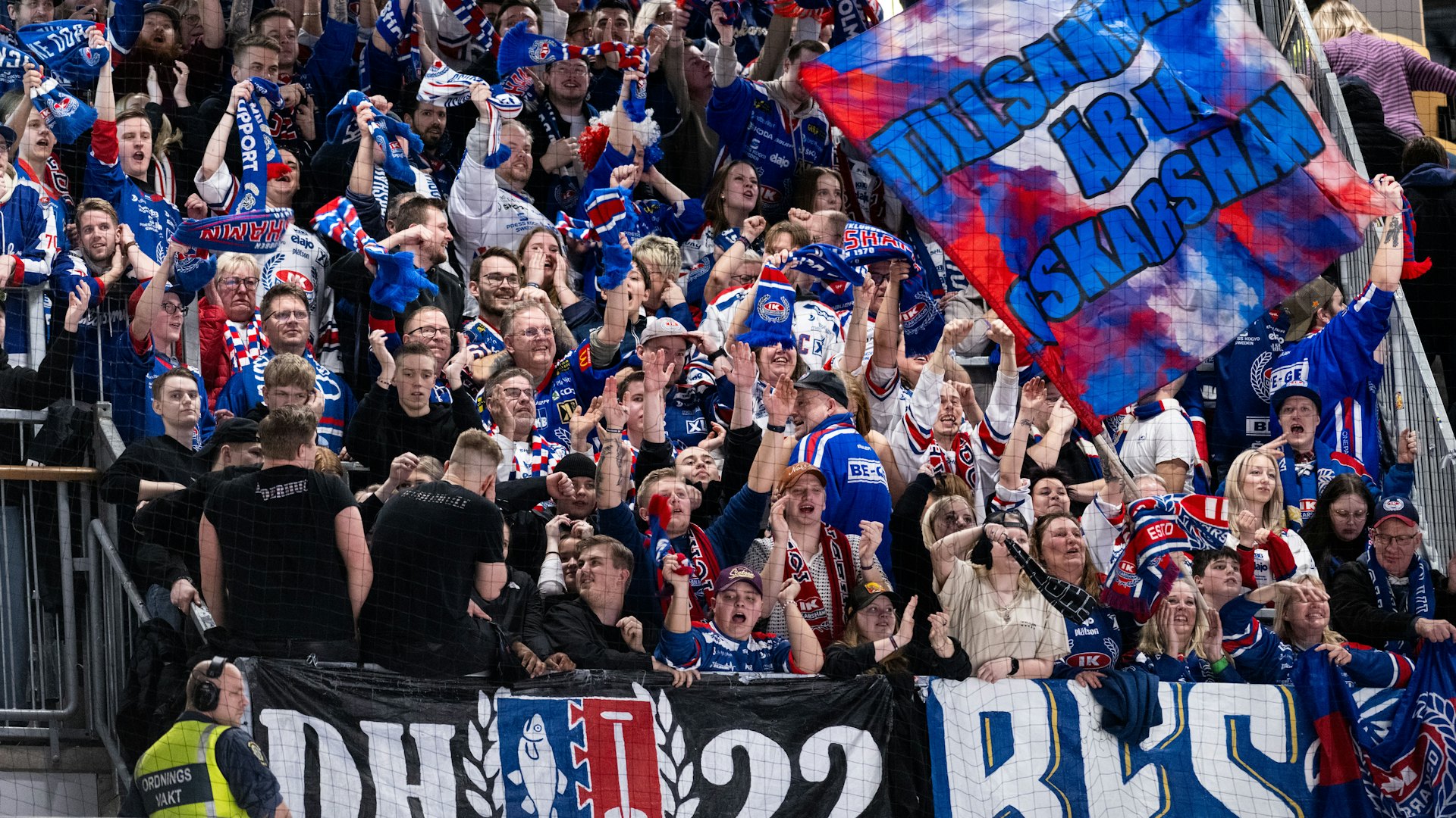 240315 Oskarshamns supportrar jublar efter 0-4 under ishockeymatchen i kvalet till SHL mellan HV71 och Oskarshamn den 15 mars 2024 i Jönköping.
Foto: David Wreland / BILDBYRÅN / COP 331 / DW0021
ishockey ice hockey shl kval slutspel qualification qualifier relegation hv71 oskarshamn jubel