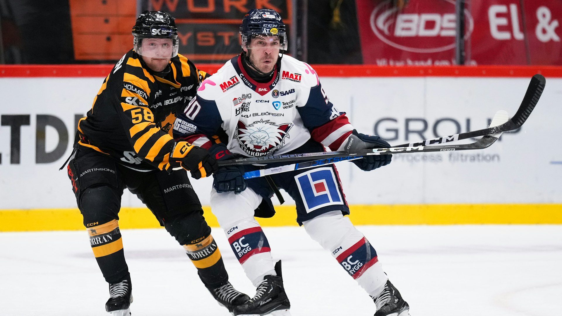 240322 Skellefteås Oskar Nilsson och Linköpings Lance Bouma under kvartsfinal ett i SHL mellan Skellefteå och Linköping den 22 mars 2024 i Skellefteå. 
Foto: Ola Westerberg / BILDBYRÅN / COP 117 / OW0153
ishockey ice hockey shl svenska hockeyligan swedish hockey league kvartsfinal quarterfinal quarterfinals skellefteå linköping