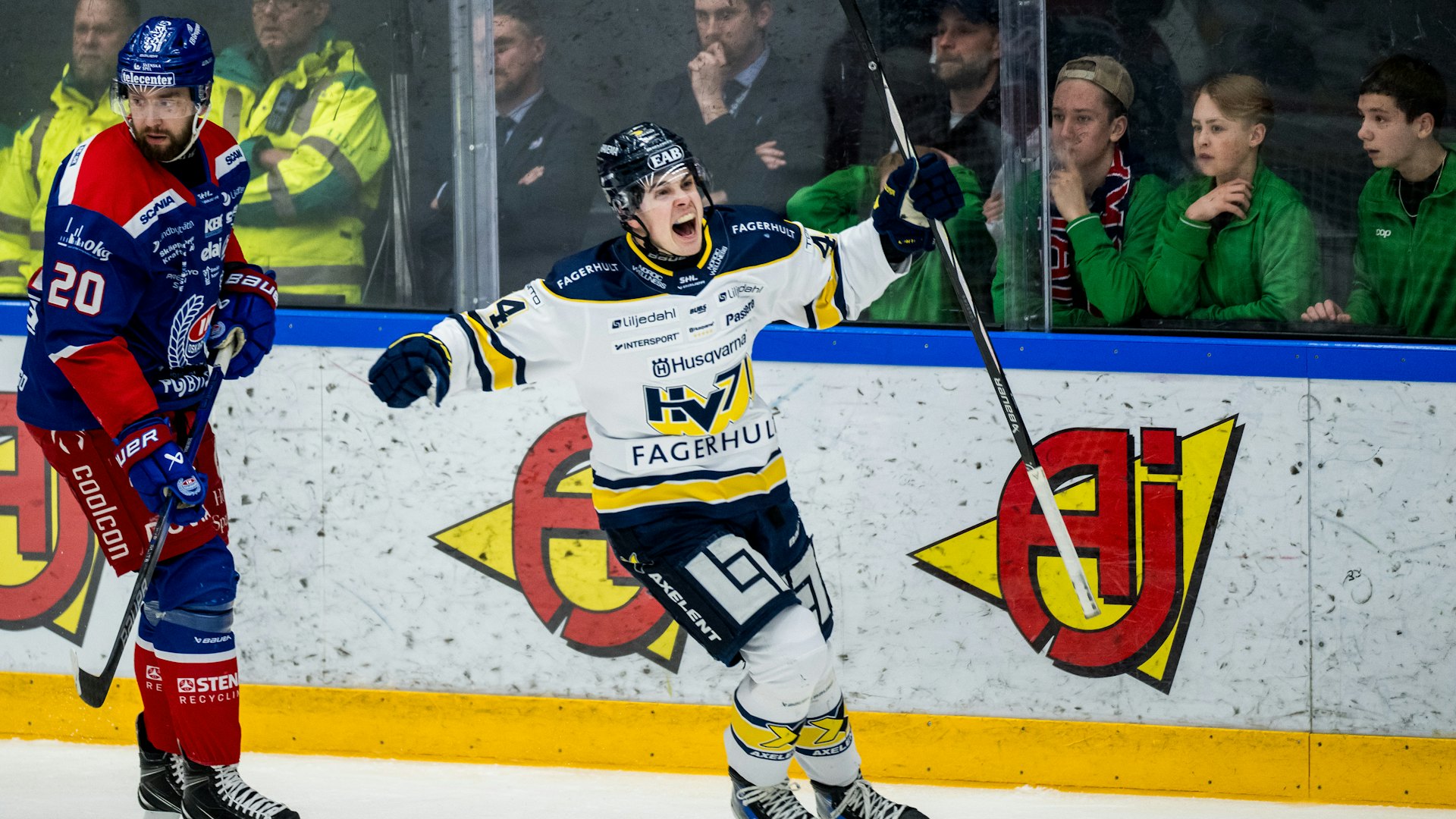 240326 HV71s Hugo Fransson jublar efter 1-1 under ishockeymatchen i kvalet till SHL mellan Oskarshamn och HV71 den 26 mars 2024 i Oskarshamn.
Foto: Suvad Mrkonjic / BILDBYRÅN / COP 170 / SM0311
ishockey ice hockey shl kval slutspel qualification qualifier relegation oskarshamn hv71 jubel