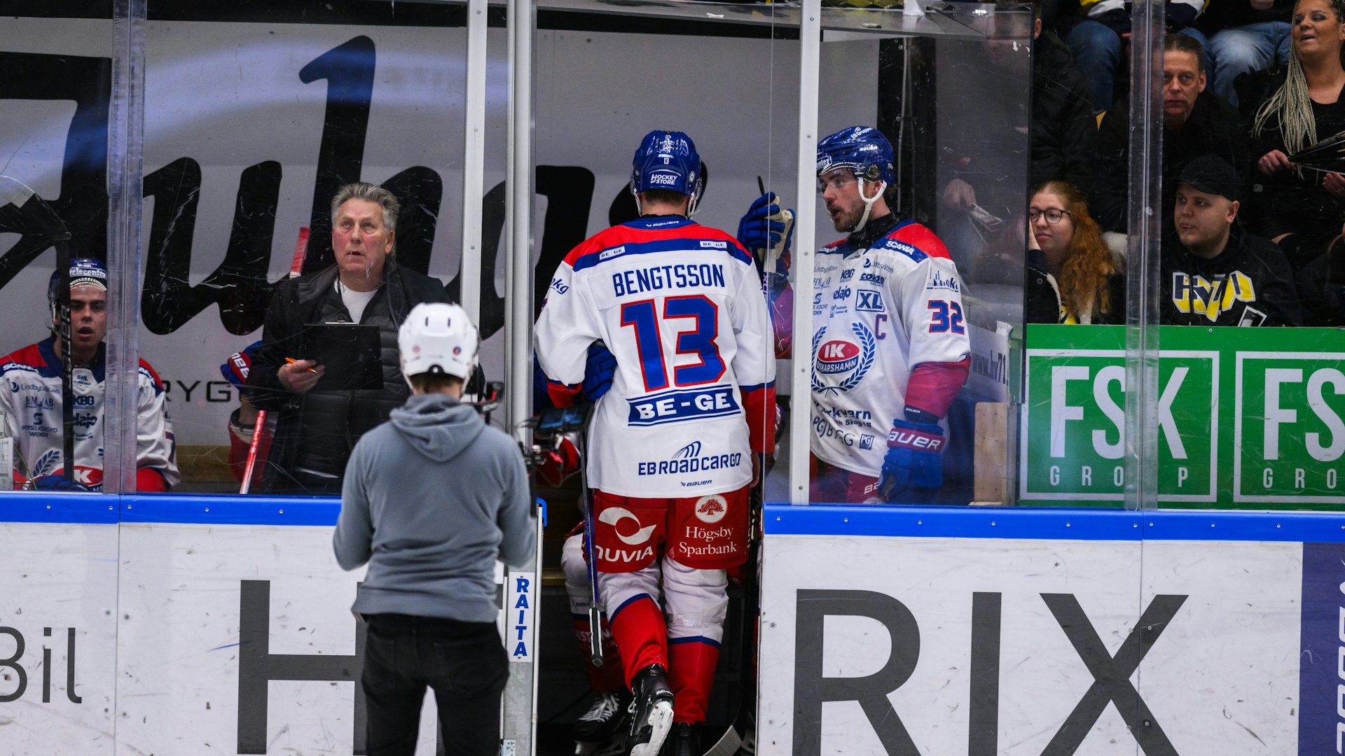 240317 Oskarshamns spelare i utvisningsbåset under match två i kvalet till SHL mellan HV71 och Oskarshamn den 17 mars 2024 i Jönköping.
Foto: David Wreland / BILDBYRÅN / COP 331 / DW0022
ishockey ice hockey shl kval slutspel qualification qualifier relegation hv71 oskarshamn match 2