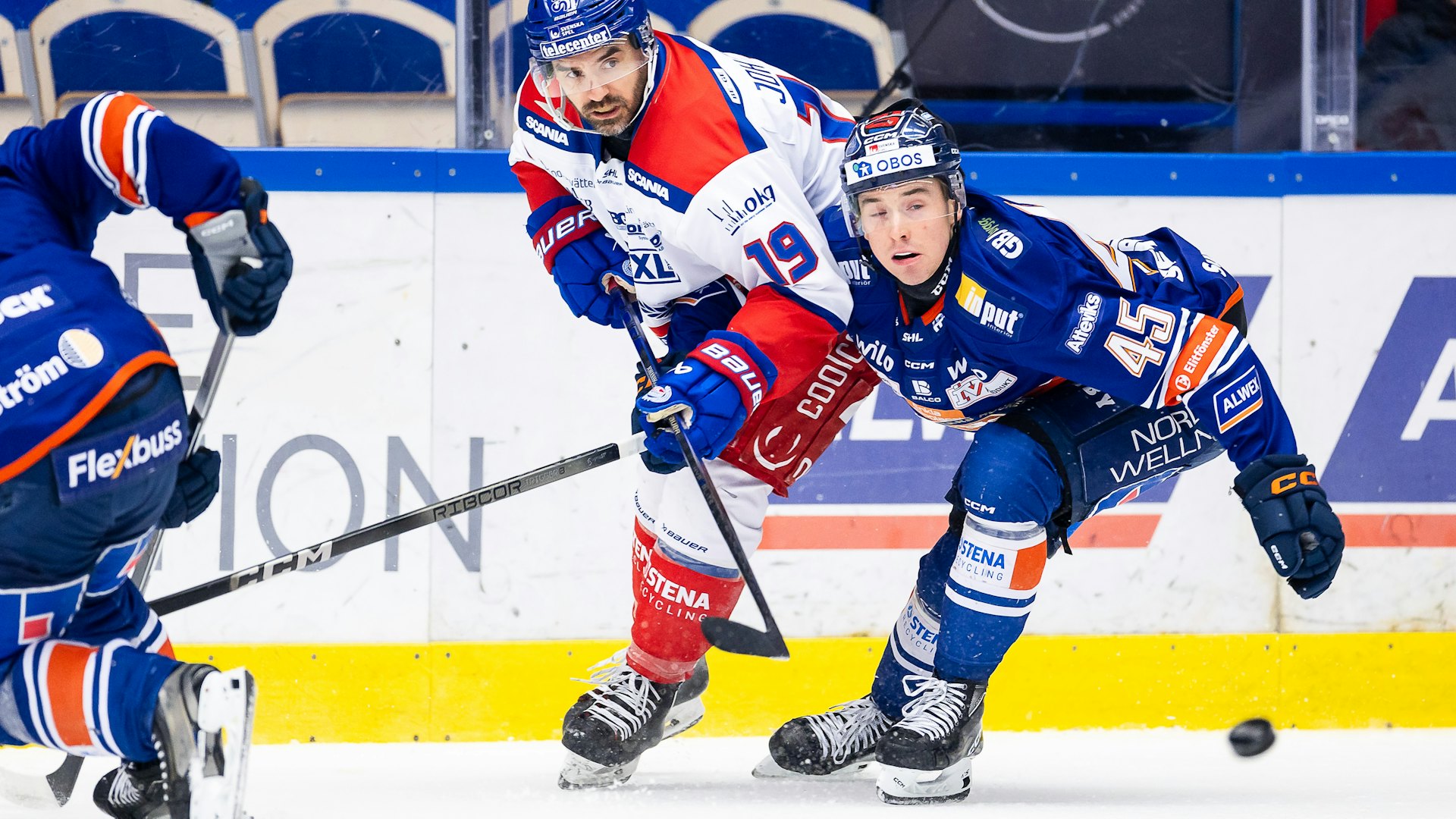 240312 Oskarshamns Martin Johansson och Växjös Noah Östlund under ishockeymatchen i SHL mellan Växjö och Oskarshamn den 12 mars 2024 i Växjö.
Foto: Jonas Ljungdahl / BILDBYRÅN / COP 144 / JO0240
ishockey ice hockey shl svenska hockeyligan swedish hockey league växjö oskarshamn