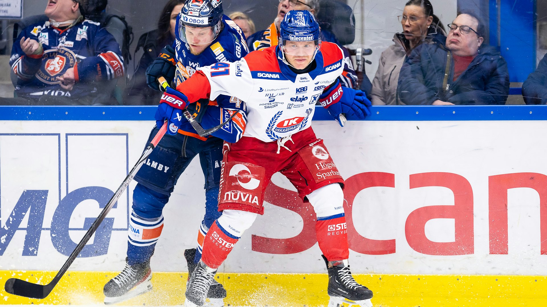 240312 Växjös Ludvig Nilsson och Oskarshamns Johan Johnsson under ishockeymatchen i SHL mellan Växjö och Oskarshamn den 12 mars 2024 i Växjö.
Foto: Jonas Ljungdahl / BILDBYRÅN / COP 144 / JO0240
ishockey ice hockey shl svenska hockeyligan swedish hockey league växjö oskarshamn