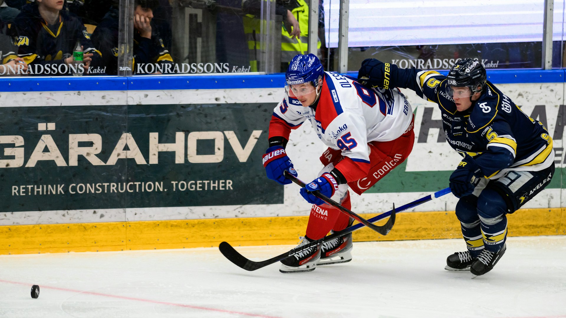 240324 Oskarshamns Nick Olesen och HV71s Victor Sjöholm under ishockeymatchen i kvalet till SHL mellan HV71 och Oskarshamn den 24 mars 2024 i Jönköping.
Foto: David Wreland / BILDBYRÅN / COP 331 / DW0023
ishockey ice hockey shl kval match 5 slutspel qualification qualifier relegation hv71 oskarshamn