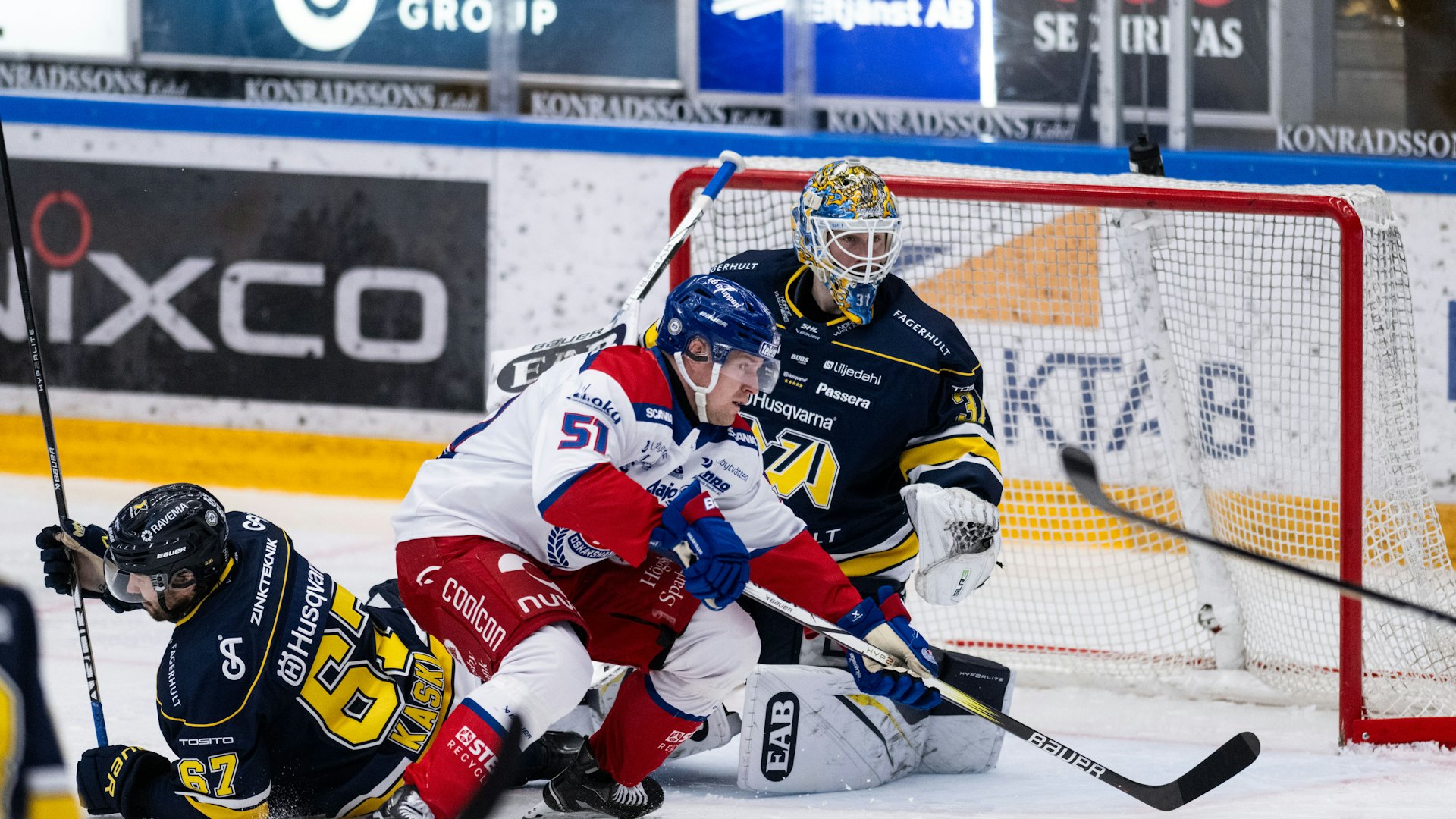 240315 Oskarshamns Markus Nenonen mot HV71s Oliwer Kaski och målvakt Joni Ortio under ishockeymatchen i kvalet till SHL mellan HV71 och Oskarshamn den 15 mars 2024 i Jönköping.
Foto: David Wreland / BILDBYRÅN / COP 331 / DW0021
ishockey ice hockey shl kval slutspel qualification qualifier relegation hv71 oskarshamn