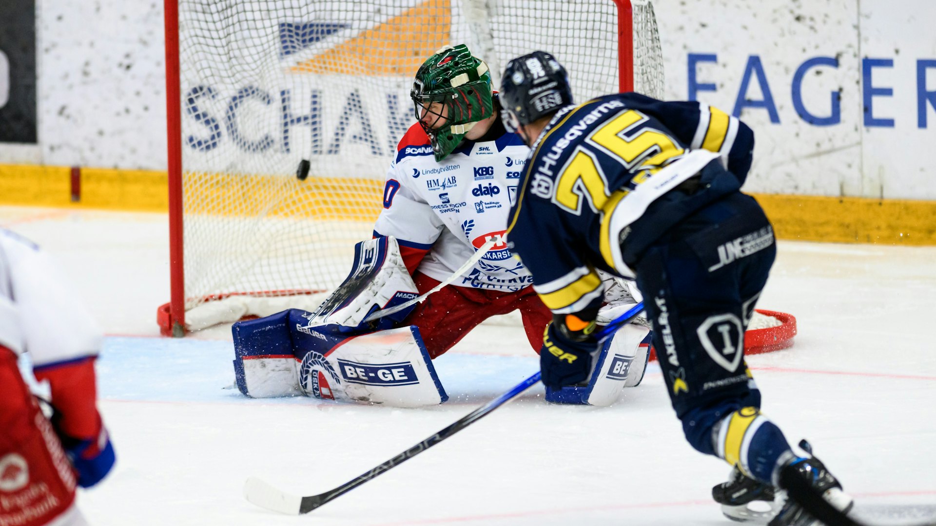 240324 HV71s Radan Lenc gör 2-1 på Oskarshamns målvakt Tomas Rydén under ishockeymatchen i kvalet till SHL mellan HV71 och Oskarshamn den 24 mars 2024 i Jönköping.
Foto: David Wreland / BILDBYRÅN / COP 331 / DW0023
ishockey ice hockey shl kval match 5 slutspel qualification qualifier relegation hv71 oskarshamn