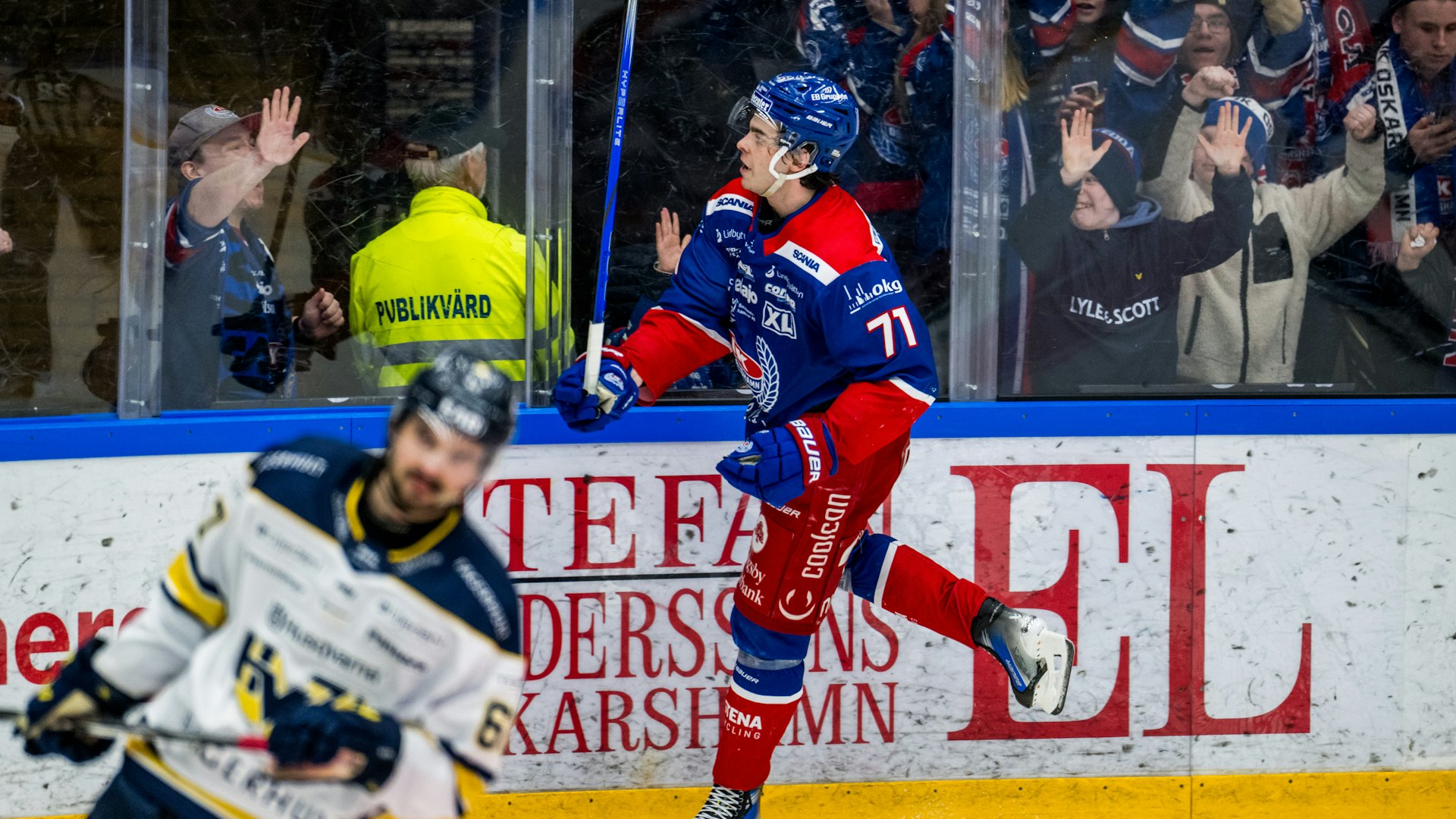 240326 Oskarshamns Viktor Lodin jublar efter 4-2 under ishockeymatchen i kvalet till SHL mellan Oskarshamn och HV71 den 26 mars 2024 i Oskarshamn.
Foto: Suvad Mrkonjic / BILDBYRÅN / COP 170 / SM0311
ishockey ice hockey shl kval slutspel qualification qualifier relegation oskarshamn hv71 jubel