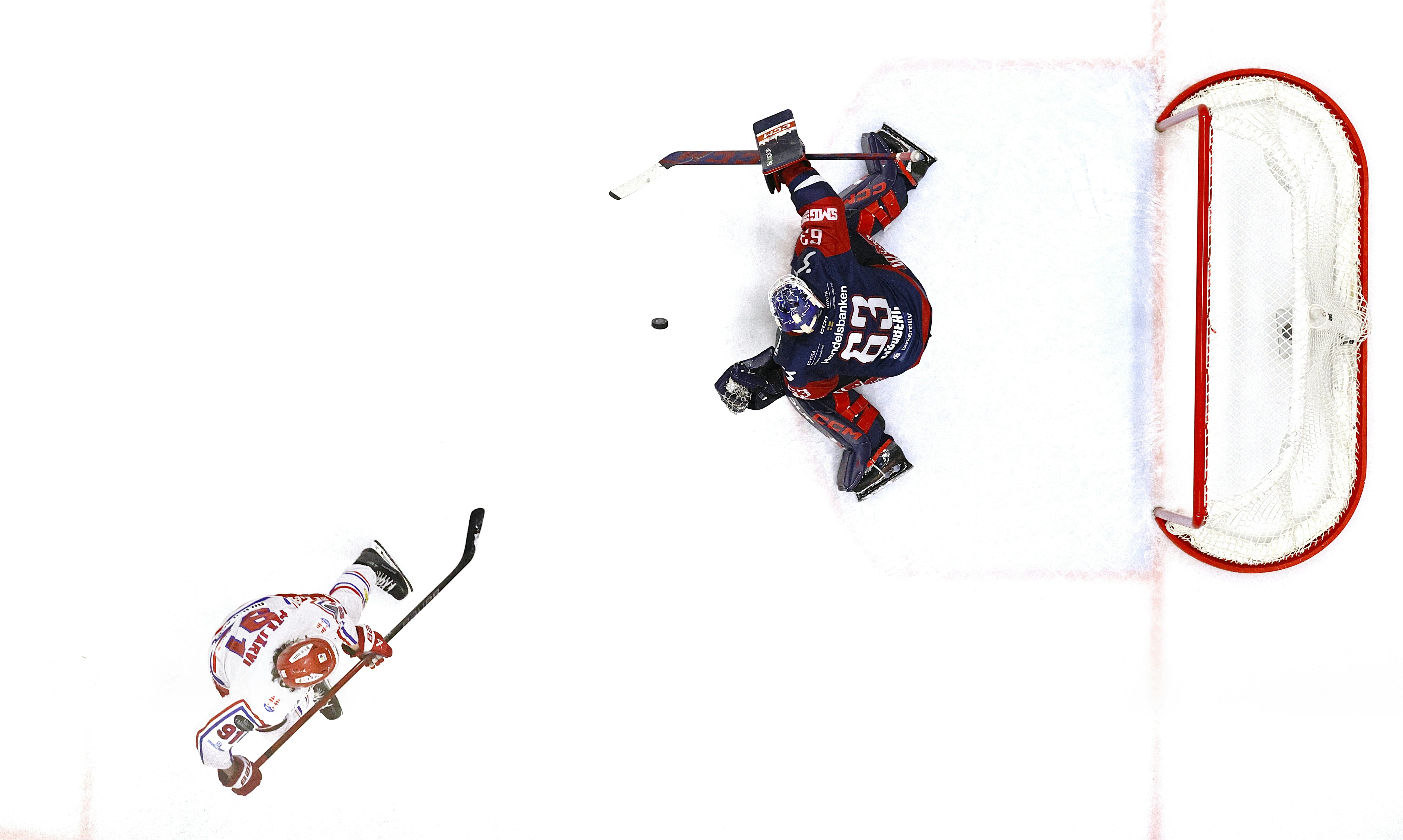 240307 Timrås Magnus Pääjärvi och Linköpings målvakt Marcus Högberg under ishockeymatchen i SHL mellan Linköping och Timrå den 7 mars 2024 i Linköping. 
Foto: Peter Holgersson / BILDBYRÅN / COP 102 / PH0239
ishockey ice hockey shl svenska hockeyligan swedish hockey league linköping timrå