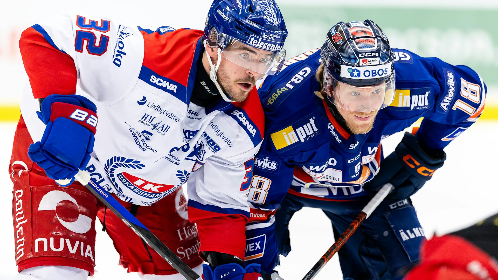 240312 Oskarshamns Oscar Engsund och Växjös Marcus Sylvegård under ishockeymatchen i SHL mellan Växjö och Oskarshamn den 12 mars 2024 i Växjö.
Foto: Jonas Ljungdahl / BILDBYRÅN / COP 144 / JO0240
ishockey ice hockey shl svenska hockeyligan swedish hockey league växjö oskarshamn