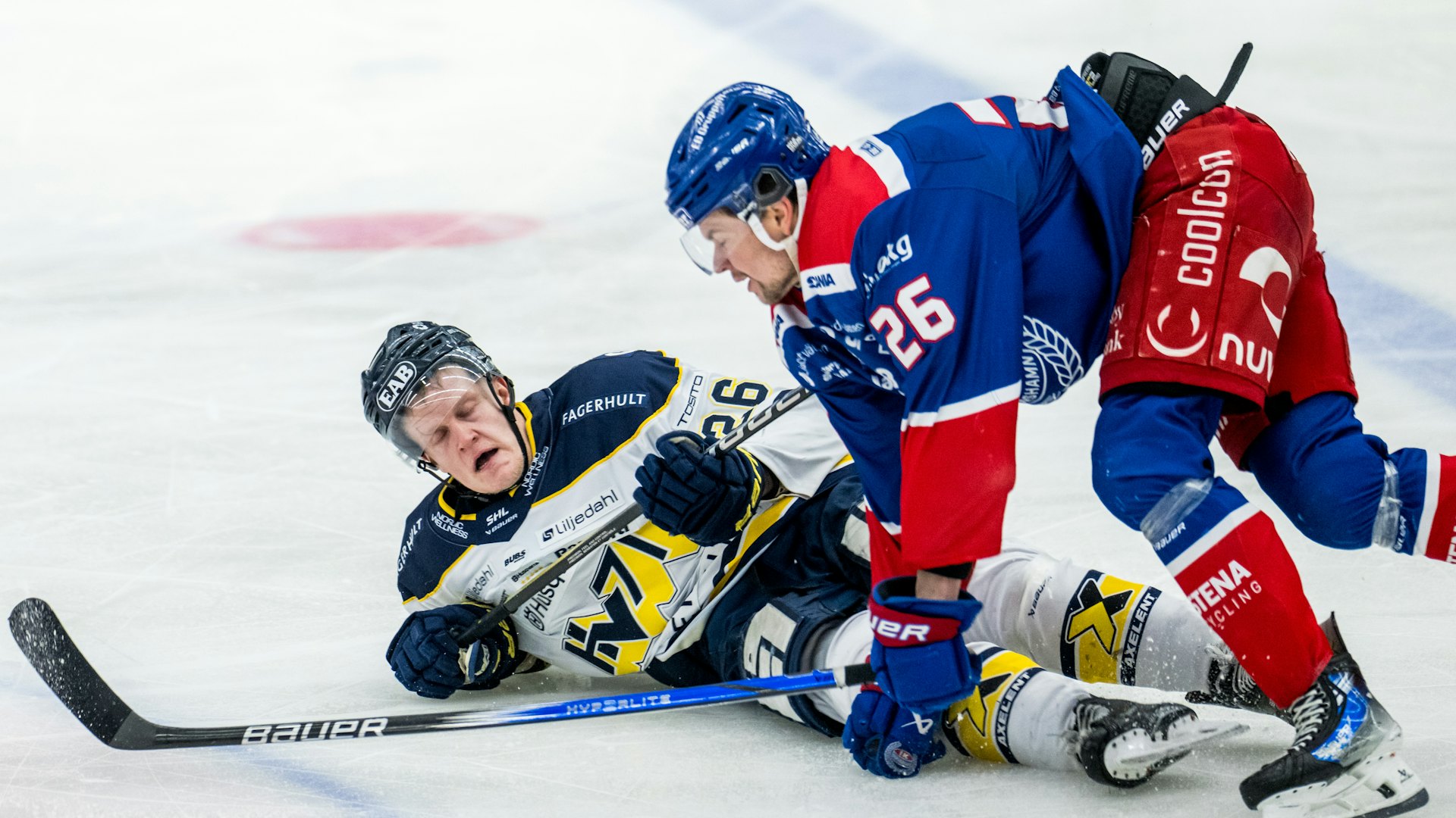 240326 HV71s Tommi Tikka och Oskarshamns Lukas Pilö under ishockeymatchen i kvalet till SHL mellan Oskarshamn och HV71 den 26 mars 2024 i Oskarshamn.
Foto: Suvad Mrkonjic / BILDBYRÅN / COP 170 / SM0311
ishockey ice hockey shl kval slutspel qualification qualifier relegation oskarshamn hv71