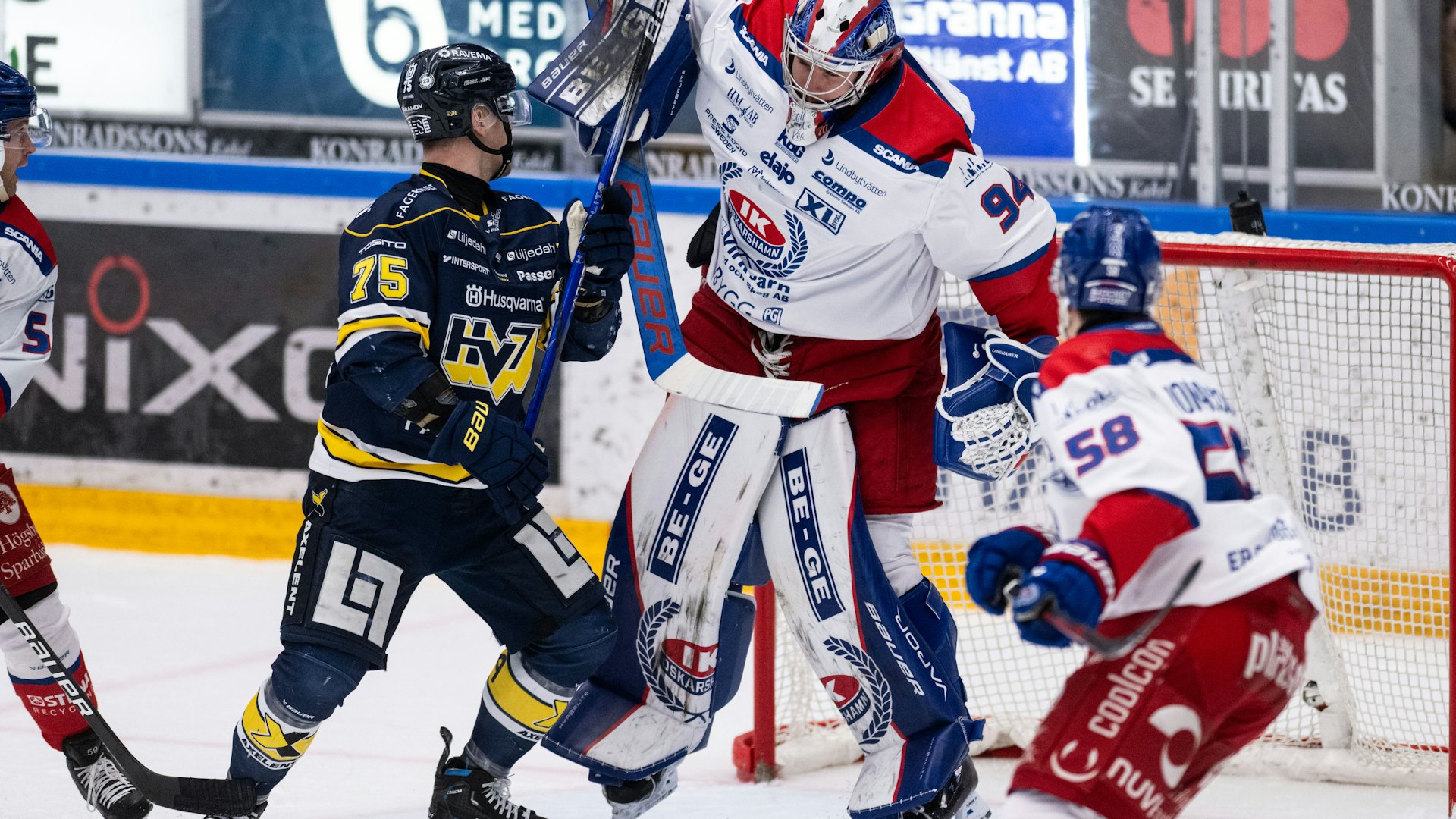 240315 HV71s Radan Lenc och Oskarshamns målvakt Marek Langhamer under ishockeymatchen i kvalet till SHL mellan HV71 och Oskarshamn den 15 mars 2024 i Jönköping.
Foto: David Wreland / BILDBYRÅN / COP 331 / DW0021
ishockey ice hockey shl kval slutspel qualification qualifier relegation hv71 oskarshamn