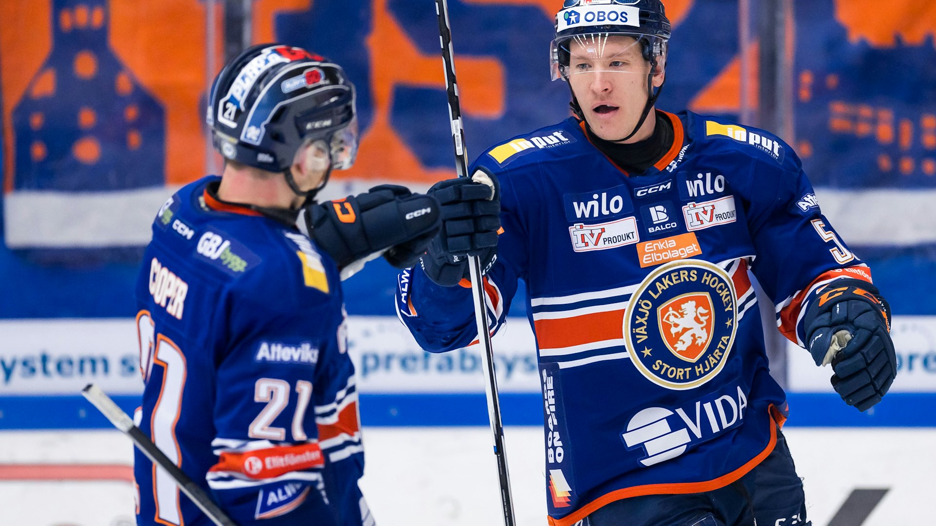 240312 Växjös Brian Cooper och Emil Sylvegård jublar efter 1-0 under ishockeymatchen i SHL mellan Växjö och Oskarshamn den 12 mars 2024 i Växjö.
Foto: Jonas Ljungdahl / BILDBYRÅN / COP 144 / JO0240
ishockey ice hockey shl svenska hockeyligan swedish hockey league växjö oskarshamn jubel