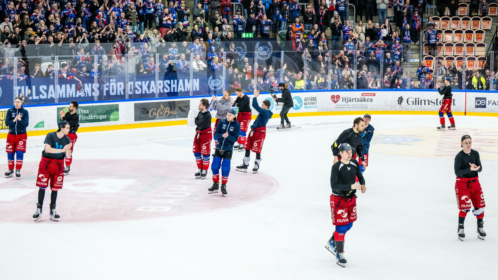 240326 Oskarshamn spelar jublar efter ishockeymatchen i kvalet till SHL mellan Oskarshamn och HV71 den 26 mars 2024 i Oskarshamn.
Foto: Suvad Mrkonjic / BILDBYRÅN / COP 170 / SM0311
ishockey ice hockey shl kval slutspel qualification qualifier relegation oskarshamn hv71 jubel