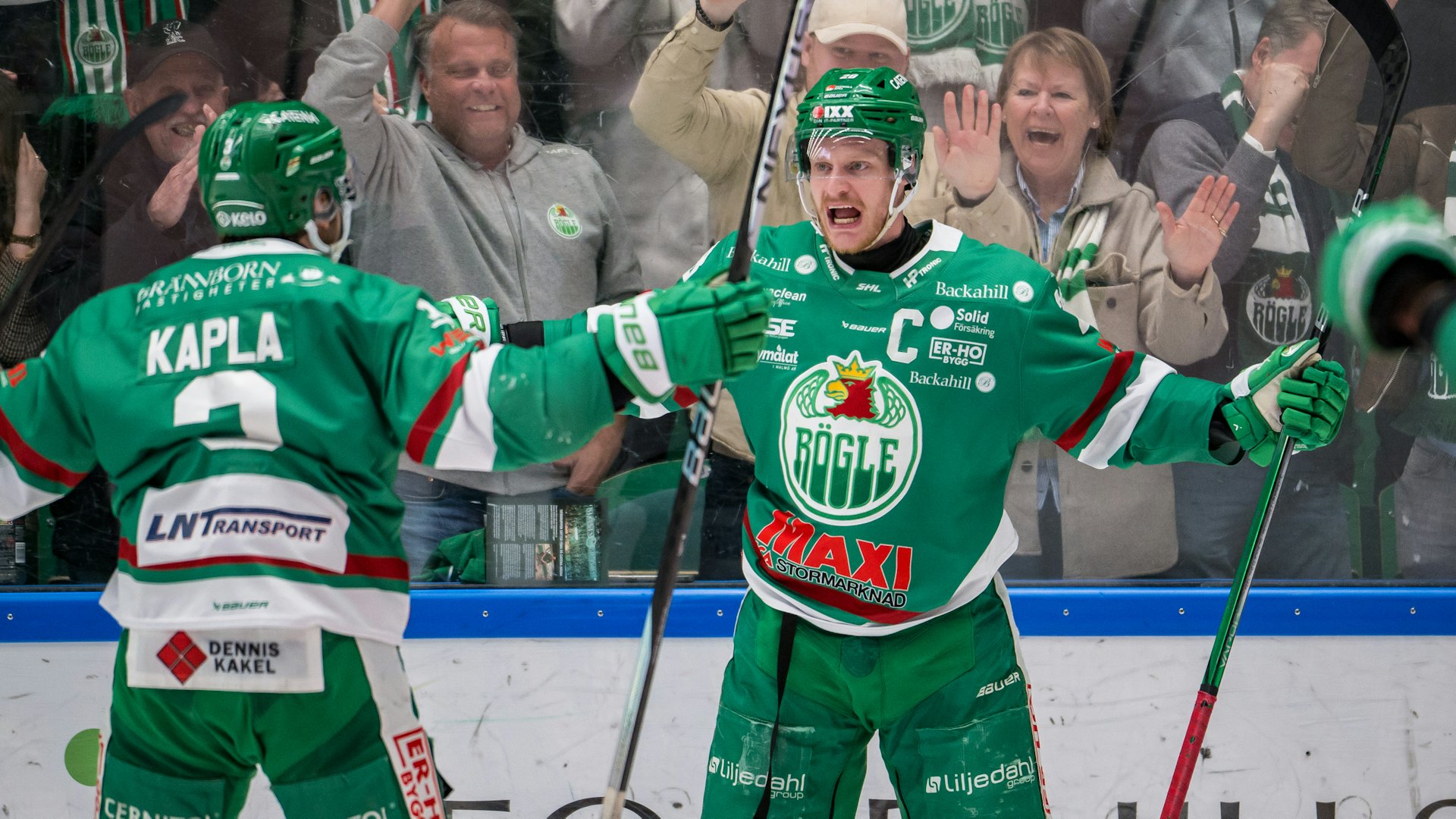 240425 Rögles Anton Bengtsson jublar efter att han gjort 2-2 under final tre i SHL mellan Rögle och Skellefteå den 25 april 2024 i Ängelholm.
Foto: Niclas Jönsson / BILDBYRÅN / COP 273 / NO0264
ishockey ice hockey shl svenska hockeyligan swedish hockey league final rögle skellefteå jubel