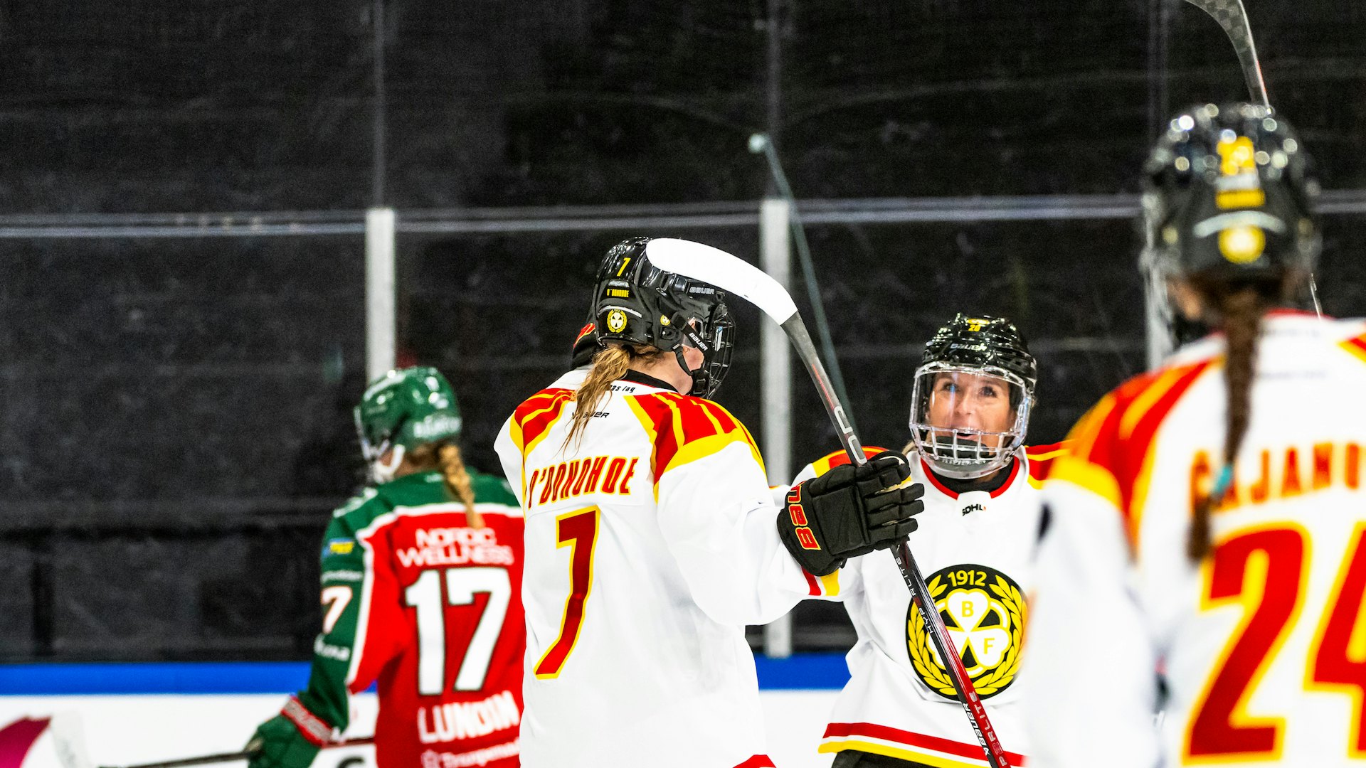 Göteborg, SVERIGE - 15 September 2024: Brynäs 7 Kaitlyn O'donohoe jublar efter mål 2-2 ihop med Brynäs 20 Celine Tedenby och Brynäs 24 Sara Cajanova under matchen i SDHL mellan Frölunda och Brynäs på Frölundaborg den 15 September i Göteborg (Foto: Christian Flodin / C Flodin Photo )
Nyckelord Keywords: Ishockey, SDHL, Frölunda, Brynäs Svenska Damhockeyligan ***Betalbild*** jubel jublande glad glädje lycka