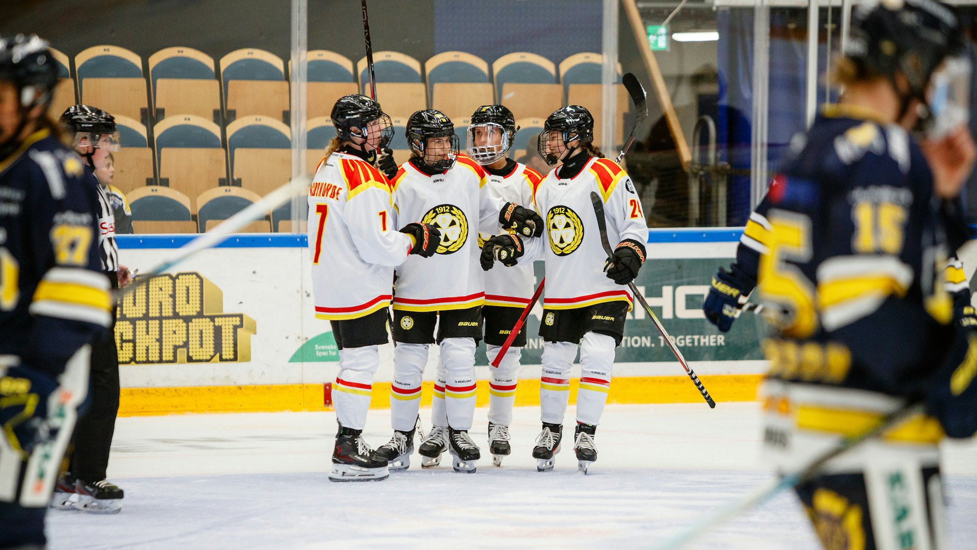 Jönköping, SVERIGE - 13 SEPTEMBER 2024 : Jubel i Brynäs IFs efter mål av 86 Sanni Vanhanen under matchen i SDHL mellan HV71 och Brynäs i Husqvarna Garden den 13 september i Jönköping ( Foto: Mattias Landström )
Nyckelord Keywords: Ishockey, SDHL, HV71, Brynäs, Svenska Spel Damhockeyligan, ***Betalbild***