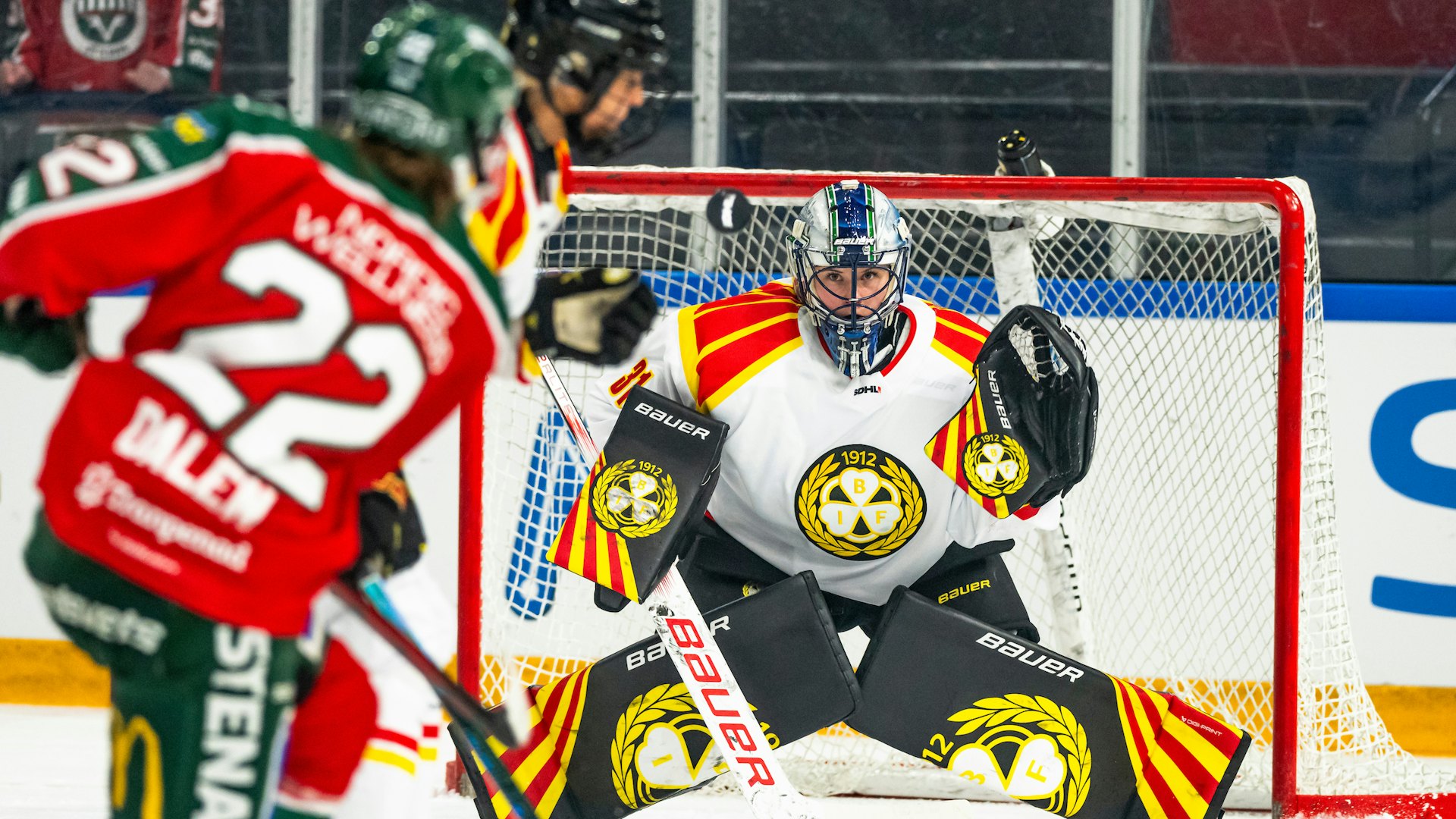 Göteborg, SVERIGE - 15 September 2024: Frölundas 22 Andrea Dalen skjuter men skottet räddas av Brynäs målvakt 31 Ena Nystrøm under matchen i SDHL mellan Frölunda och Brynäs på Frölundaborg den 15 September i Göteborg (Foto: Christian Flodin / C Flodin Photo )
Nyckelord Keywords: Ishockey, SDHL, Frölunda, Brynäs Svenska Damhockeyligan ***Betalbild***
