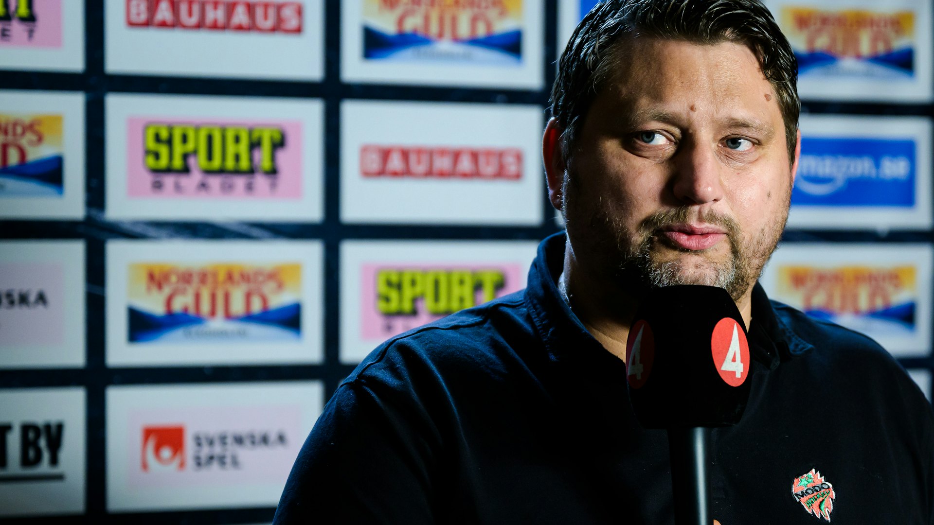 241026 Modos tränare Mattias Karlin blir intervjuad av TV4 inför ishockeymatchen i SHL mellan Färjestad och Modo den 26 oktober 2024 i Karlstad.
Foto: Fredrik Karlsson / BILDBYRÅN / COP 185 / FK0336
ishockey ice hockey shl svenska hockeyligan swedish hockey league färjestad modo