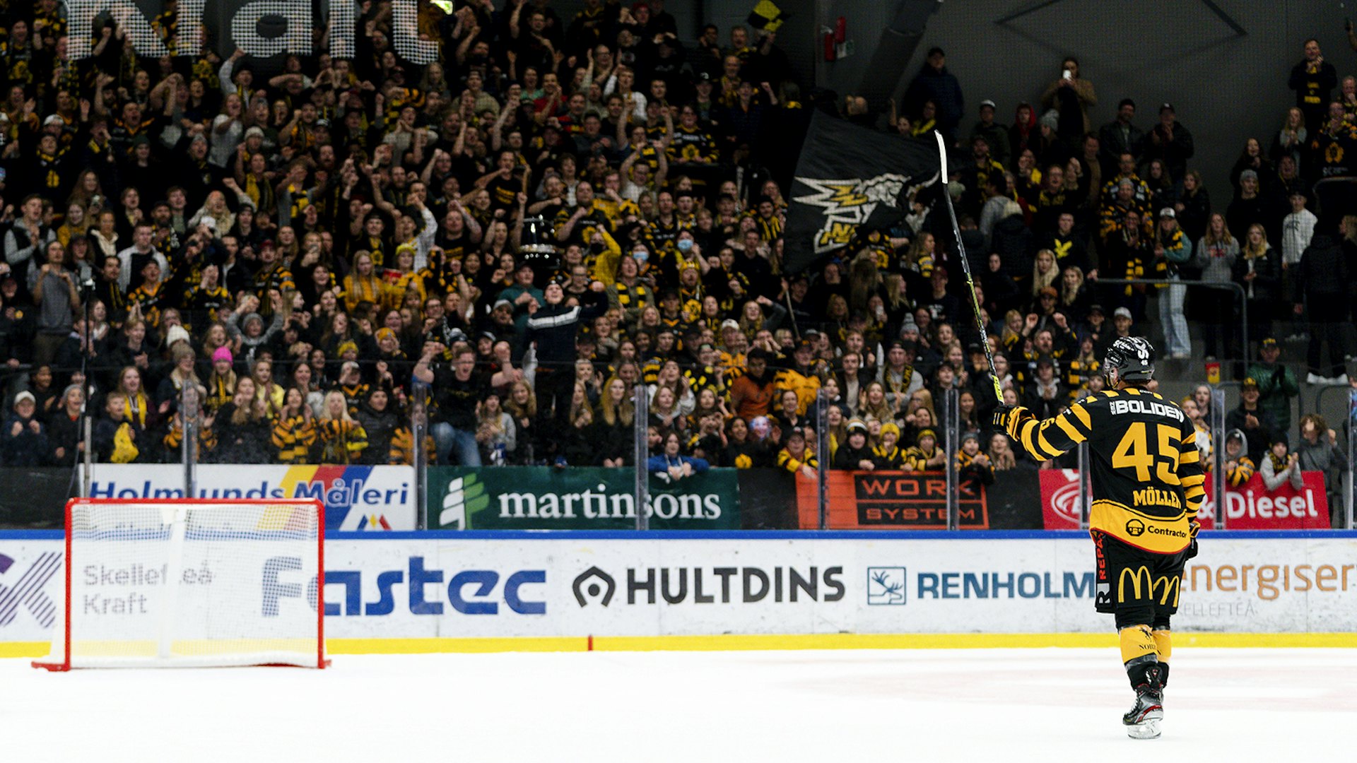 211102 Skellefteås Oscar Möller jublar efter 5-2 vinsten i ishockeymatchen i SHL mellan Skellefteå och Luleå den 2 november 2021 i Skellefteå.
Foto: Ola Westerberg / BILDBYRÅN / COP 117 / OW0051