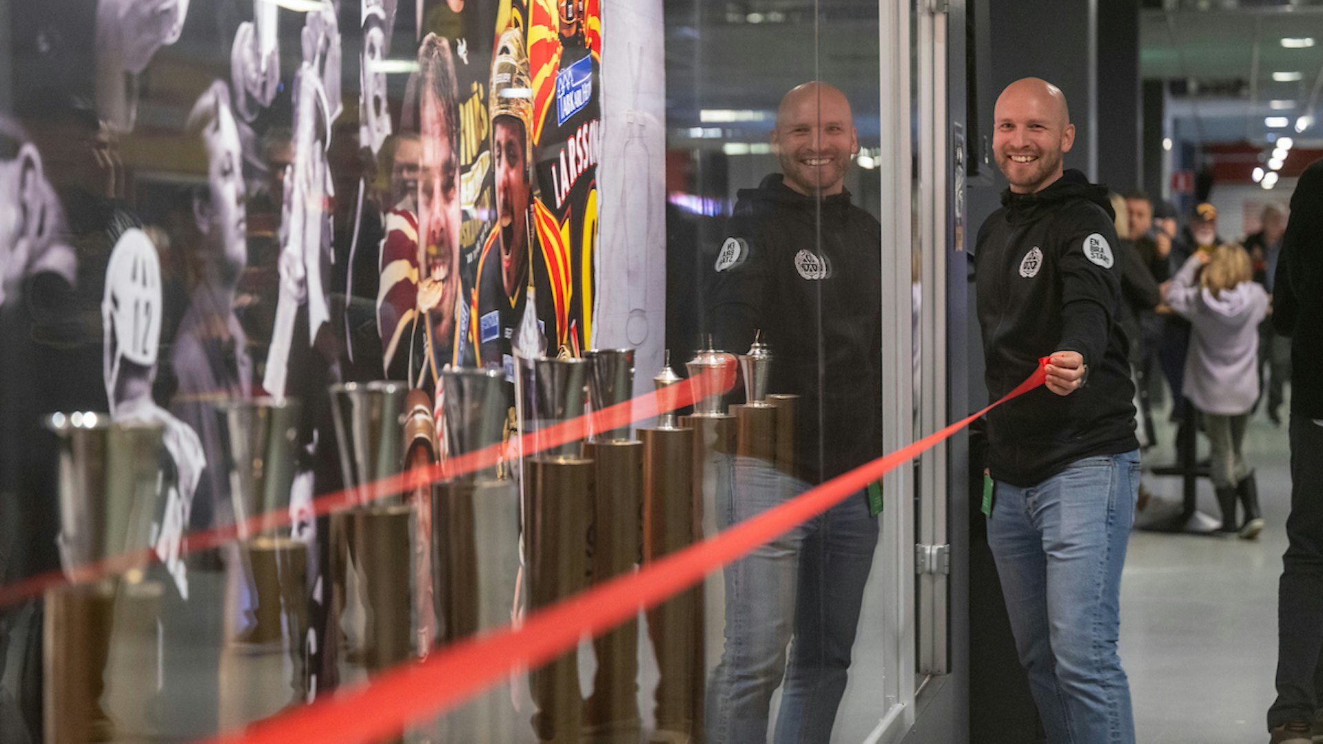 Gävle, SVERIGE - 10 OKTOBER 2024 : Det röda bandet för invigningen av SM-guldsmontern inför matchen i SHL mellan Brynäs och Leksand i Monitor ERP Arena den 10 oktober i Gävle ( Foto: Oscar Larsson / FotoOscar )
Nyckelord Keywords: Ishockey, SHL, Brynäs, Leksand , Svenska Hockeyligan, Monitor ERP Arena, ***Betalbild***