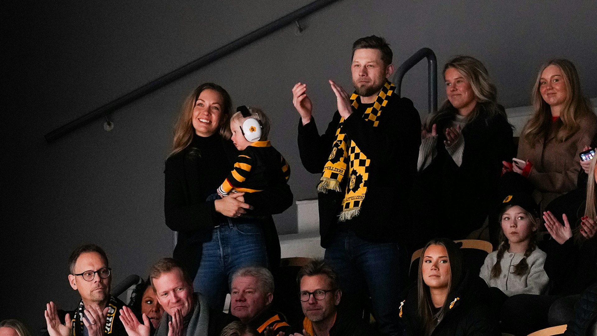 231230 Skellefteås Oscar Möller hyllas på läktaren under ishockeymatchen i SHL mellan Skellefteå och Luleå den 30 december 2023 i Skellefteå.
Foto: Ola Westerberg / BILDBYRÅN / COP 117 / OW0142