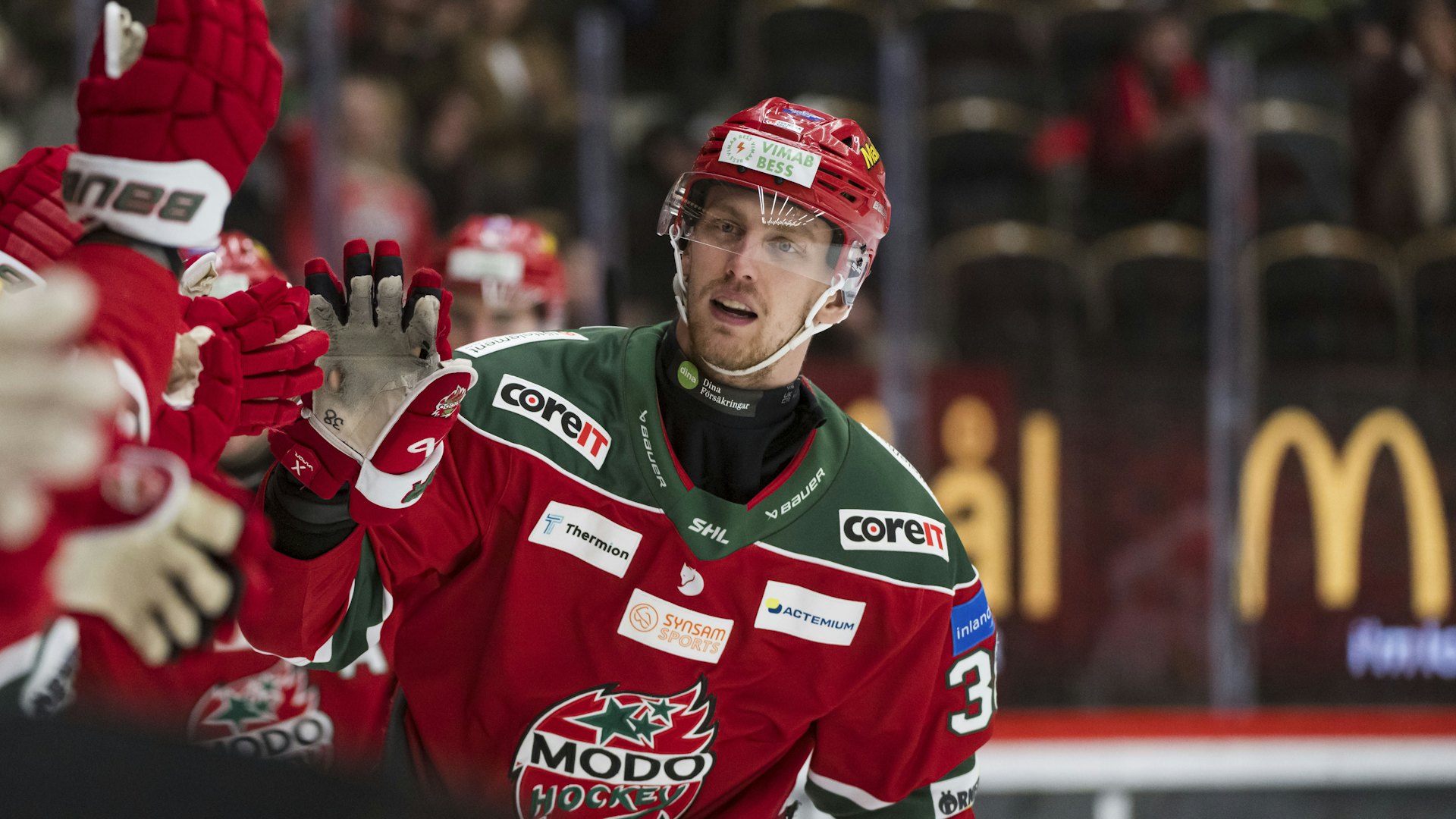 241128 Modos Johan Södergran efter 2-2 under ishockeymatchen i SHL mellan Modo och HV71 den 28 november 2024 i Örnsköldsvik.
Foto: Jonas Forsberg / BILDBYRÅN / COP 71 / JR0081
ishockey ice hockey shl svenska hockeyligan swedish hockey league modo hv71 jubel