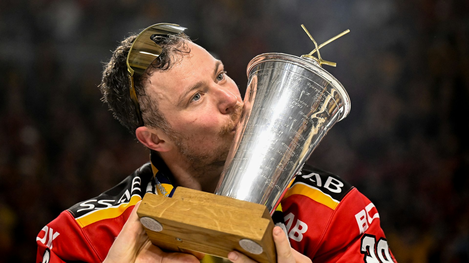 250501 Luleås Erik Gustafsson jublar med pokalen efter final sex i SHL mellan Luleå och Brynäs den 1 maj 2025 i Luleå.
Foto: Simon Eliasson / BILDBYRÅN / COP 159 / SE0317
ishockey ice hockey shl svenska hockeyligan swedish hockey league final 6 luleå brynäs Sm-guld sm-guld 2025 svenska mästare jubel