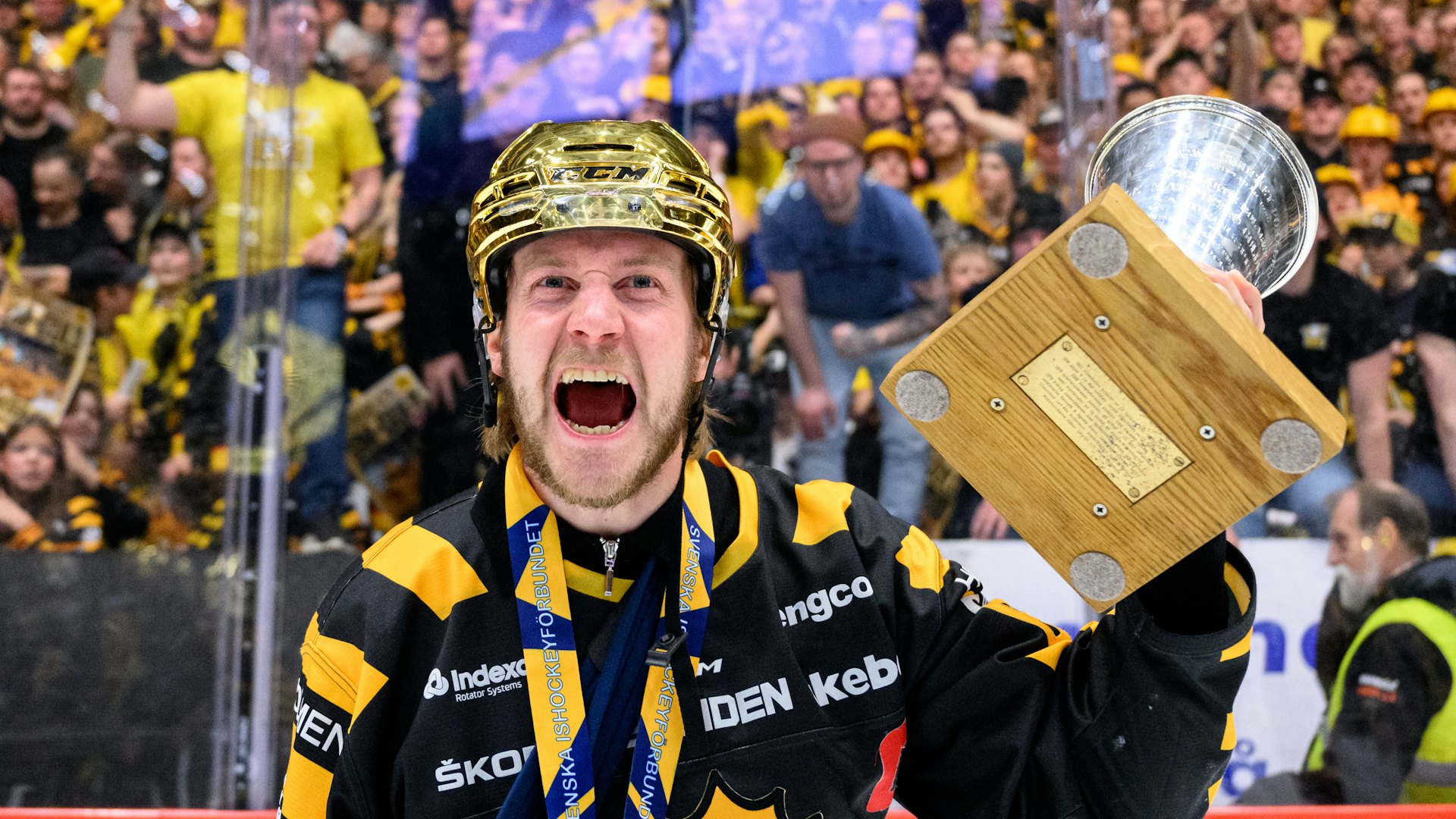Jonathan Pudas med supportrarna i ryggen under guldfirandet 2024.