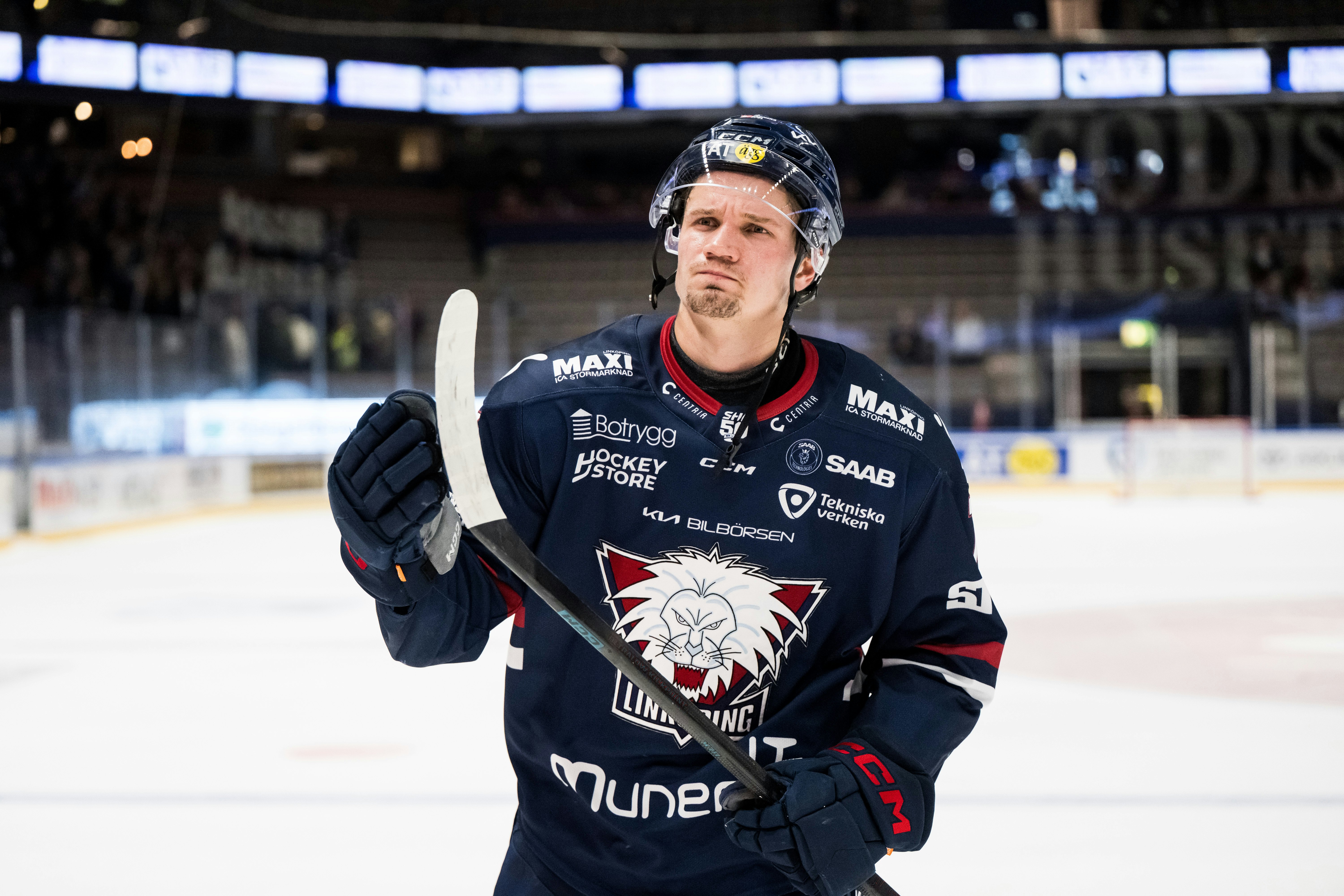 251018 Linköpings Eskild Bakke Olsen deppar efter ishockeymatchen i SHL mellan Linköping och Växjö den 18 oktober 2025 i Linköping. 
Foto: David Wreland / BILDBYRÅN / COP 331 / DW0047
ishockey ice hockey shl svenska hockeyligan swedish hockey league linköping växjö depp